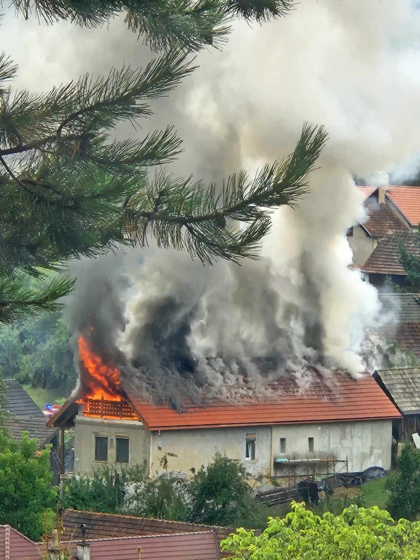 Do domu udrel blesk, zachvátili ho plamene.