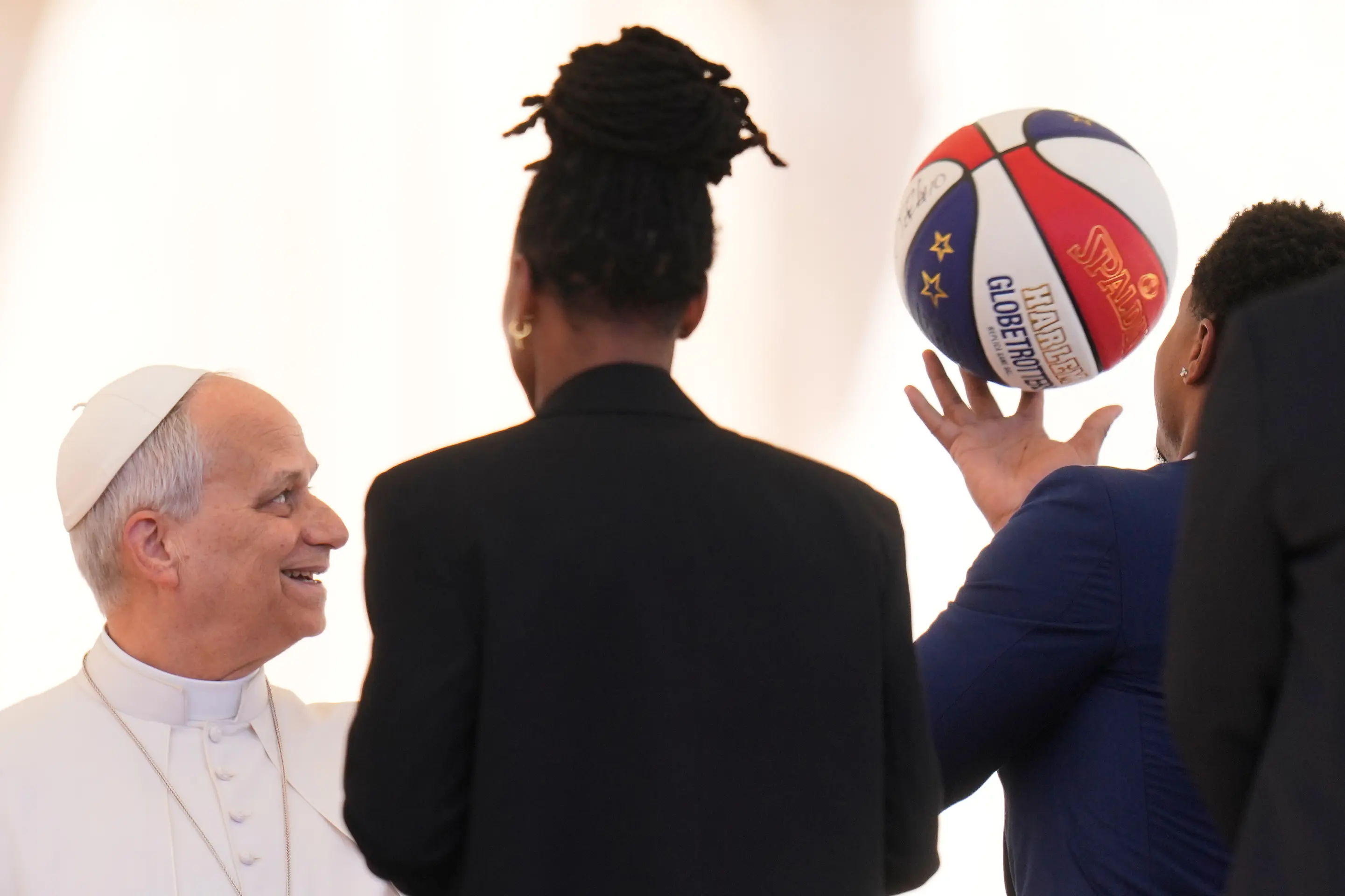 Harlem Globetrotters učili pápeža Leva XIV. točiť loptu na prste