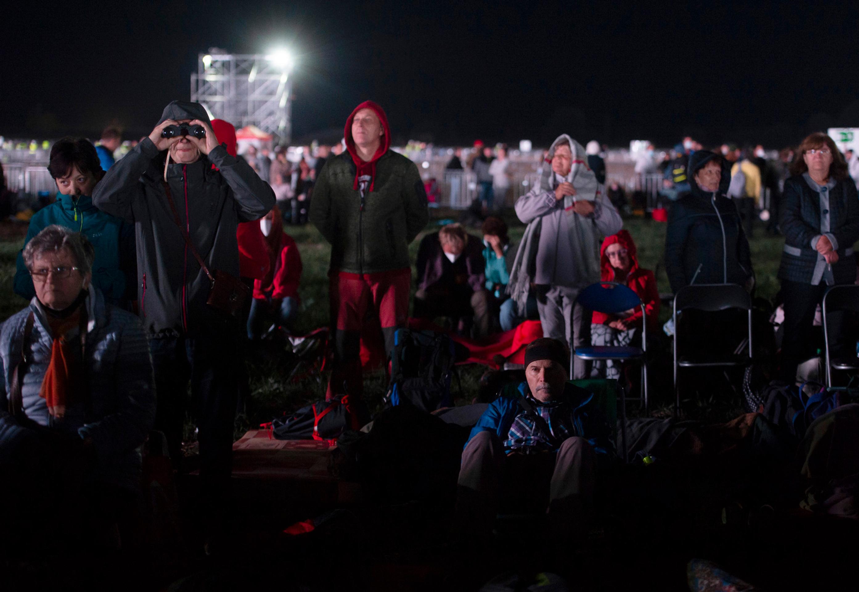 Ľudia čakali v pri Národnej svätyni v Šaštíne už v noci.