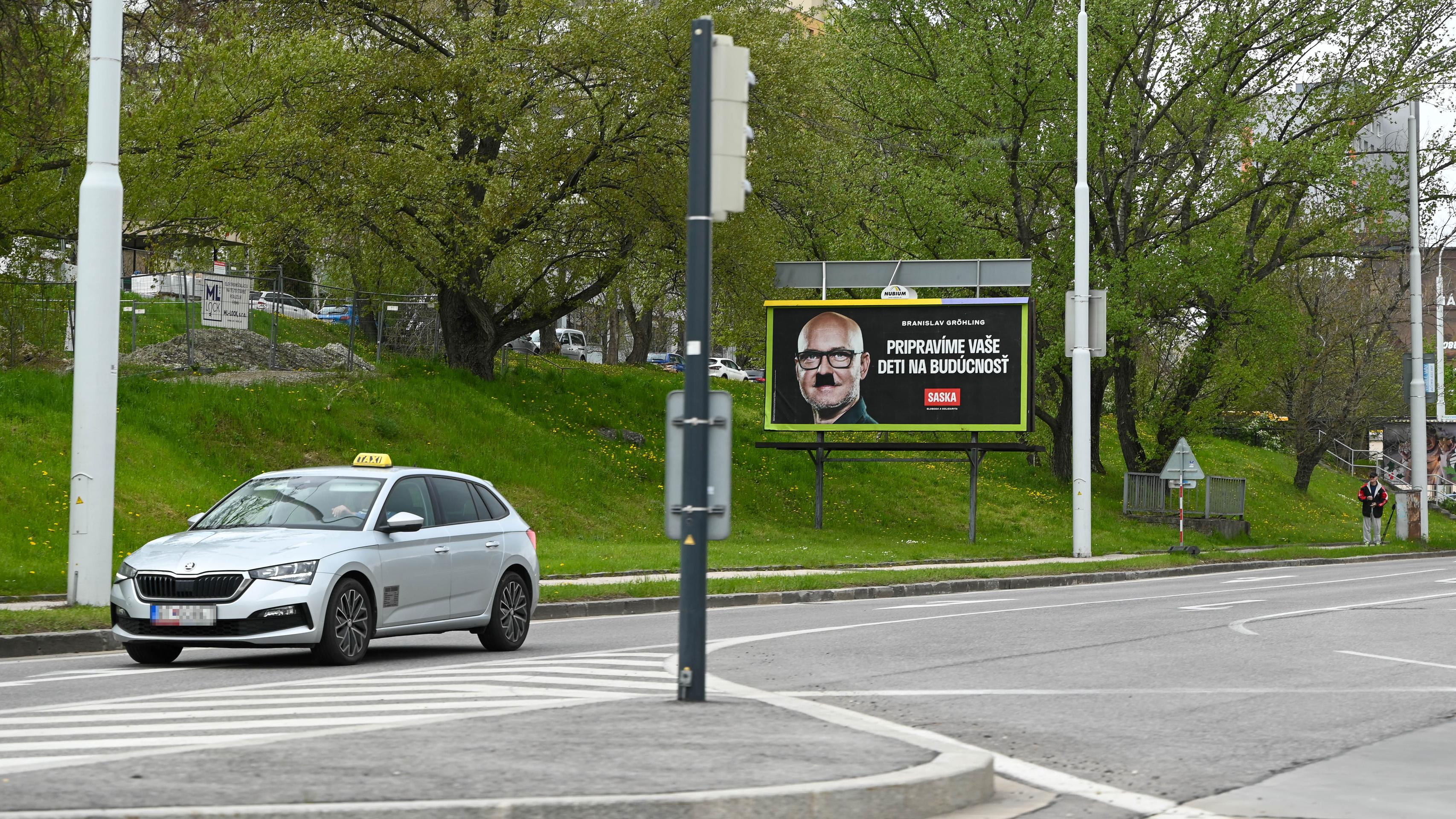 Pokreslené bilbordy hnutia OĽANO, SaS a Demokratov