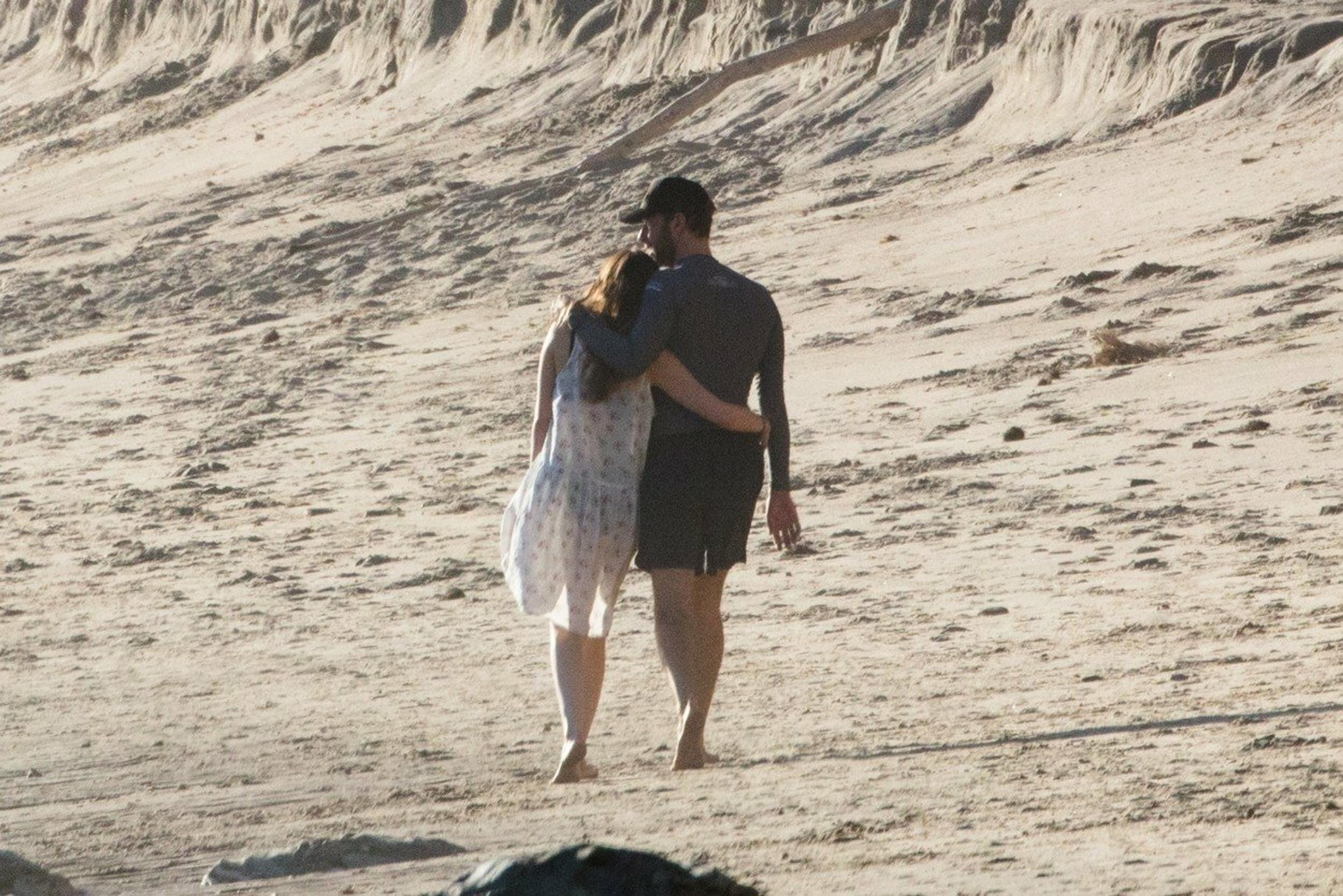 Dakota Johnson a Chris Martin na pláži v Malibu