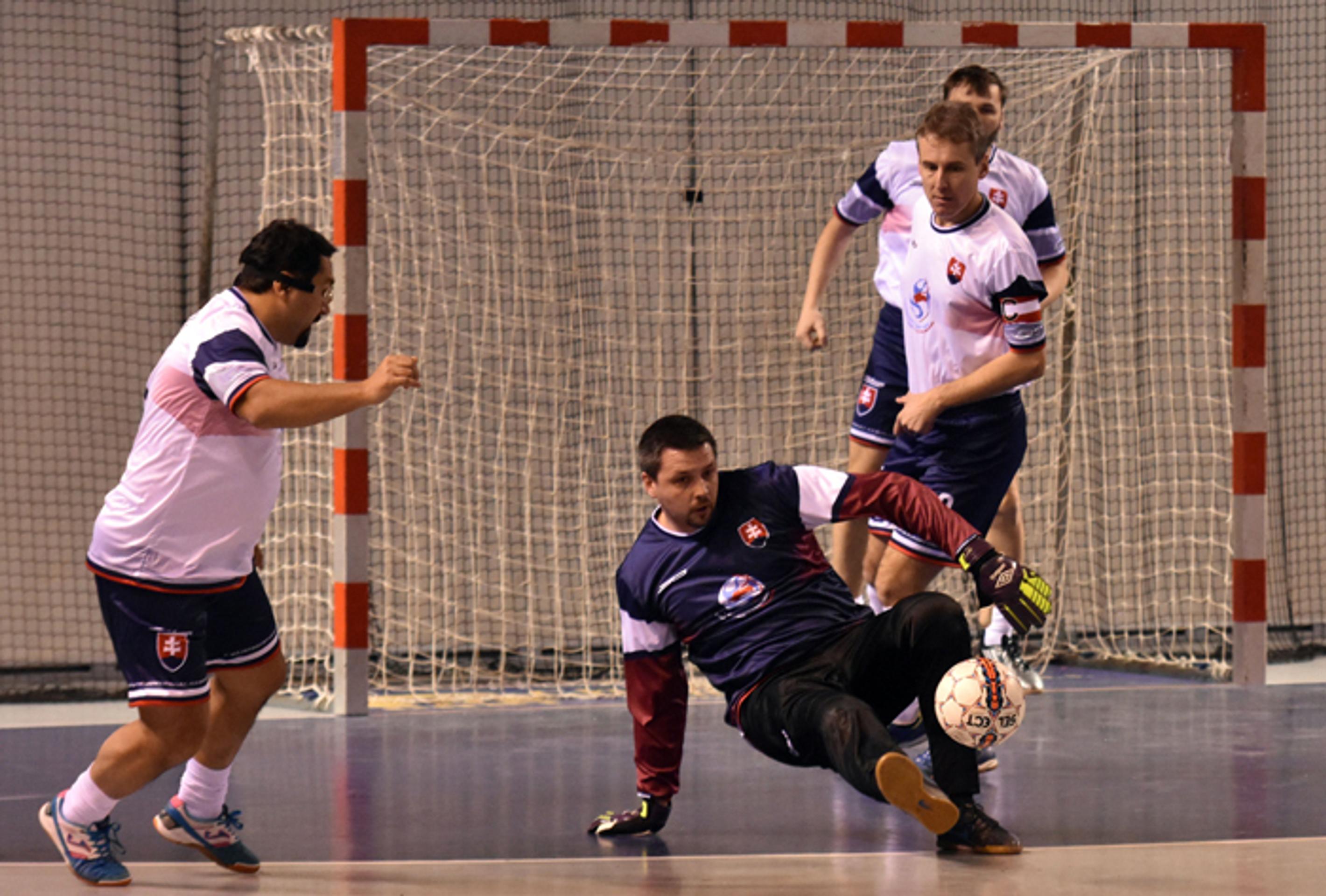 Brankár slovenskej reprezentácie Michal Baran v zápase s Čiernou Horou na ME kňazov v halovom futbale.