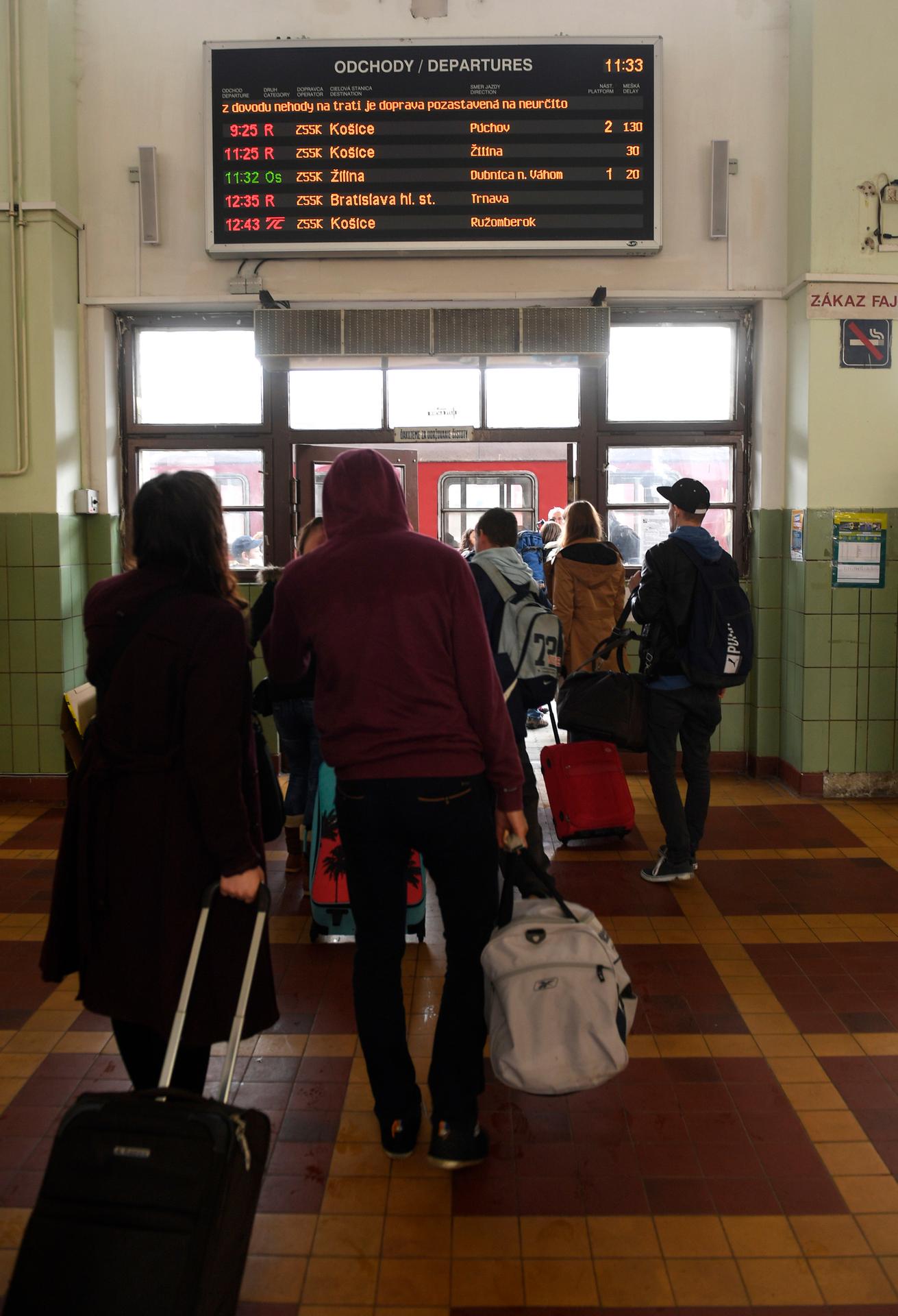 Cestujúci čakajú na meškajúce vlaky na železničnej stanici v Trenčíne. 