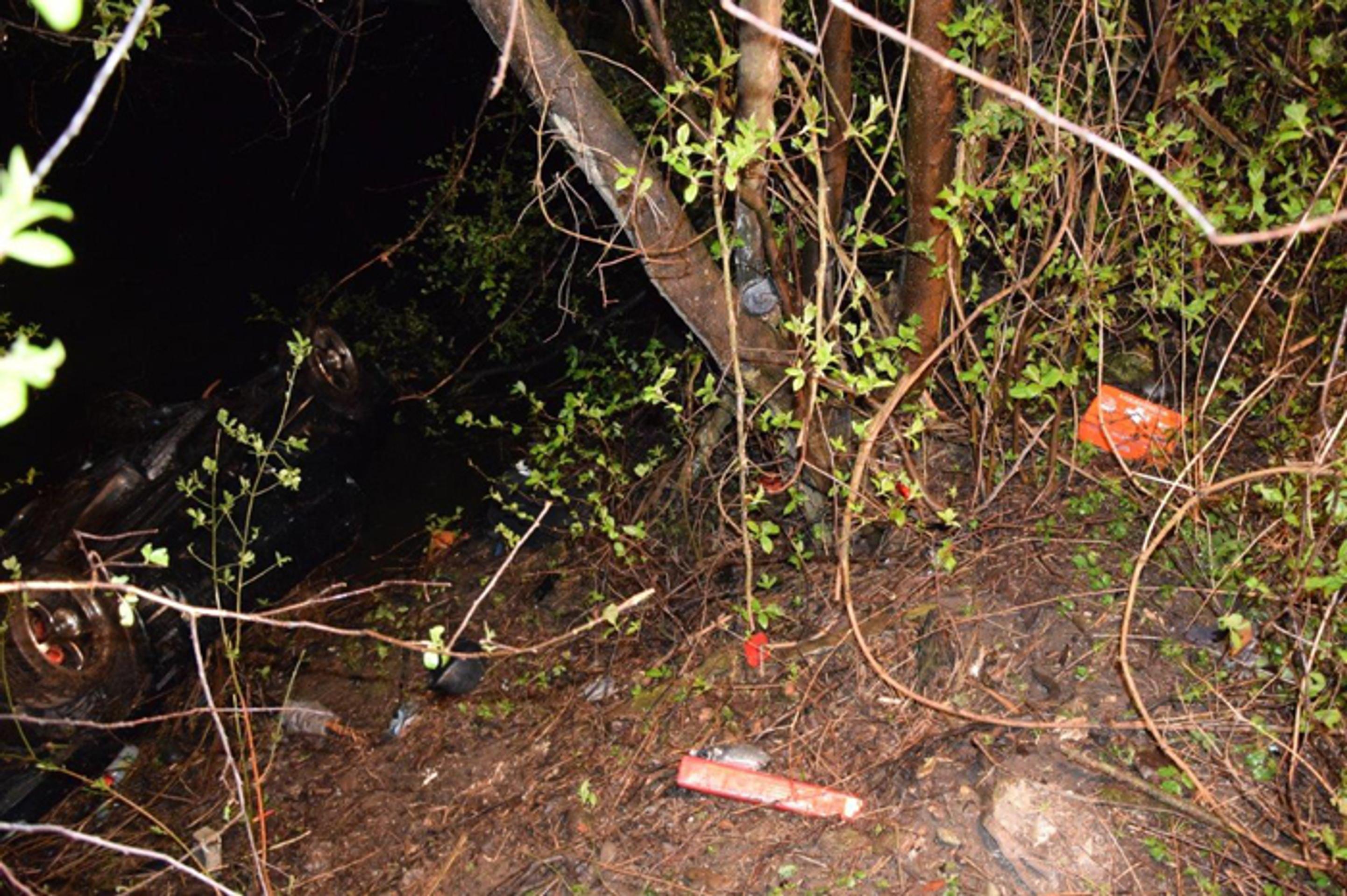 Veci z havarovaného auta boli rozhádzané po okolí.