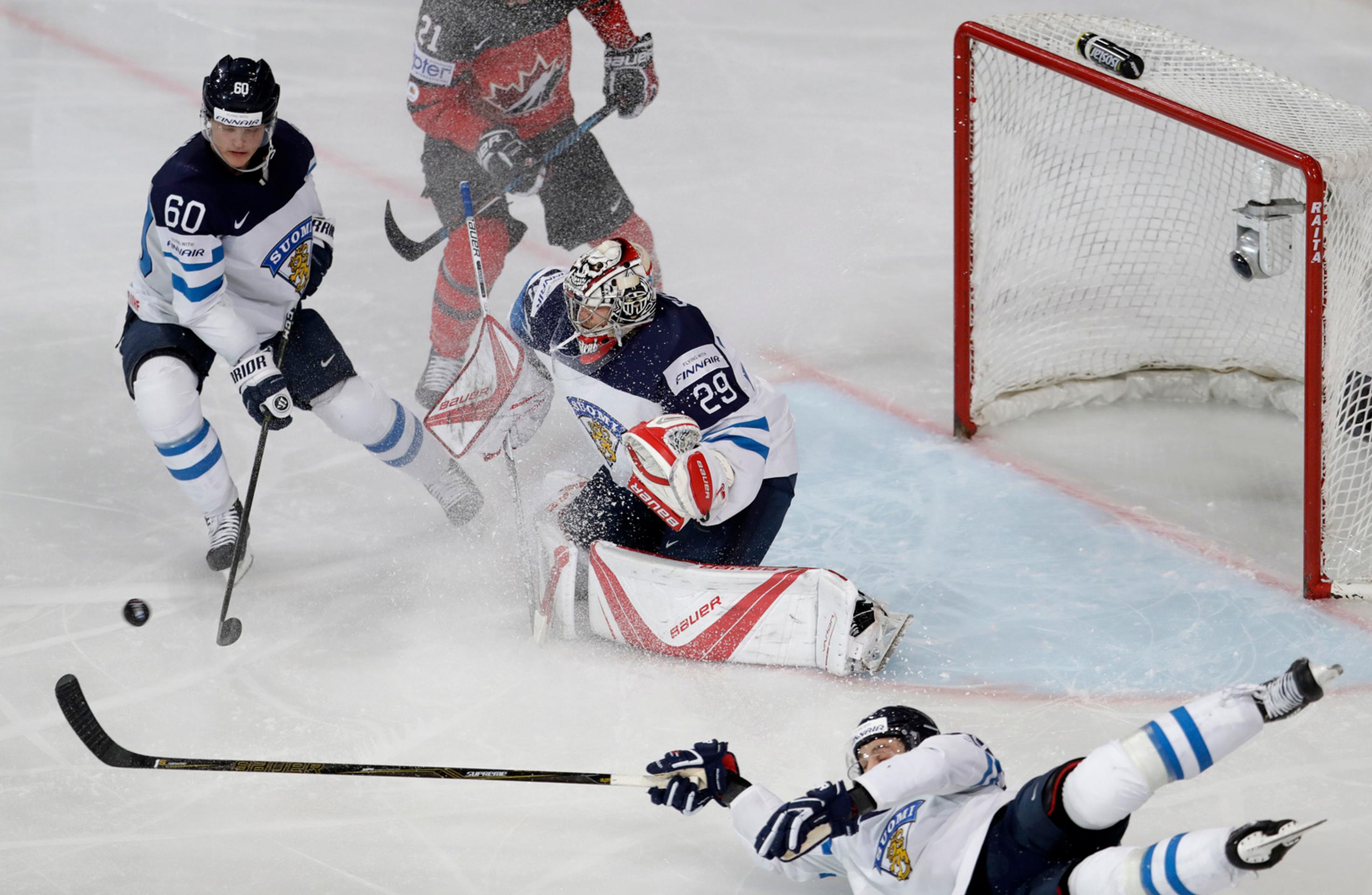 Fíni Julius Honka (vľavo) Harri Sateri a Atte Ohtamaa (vpravo) v akcii počas duelu MS 2017 proti Kanade.