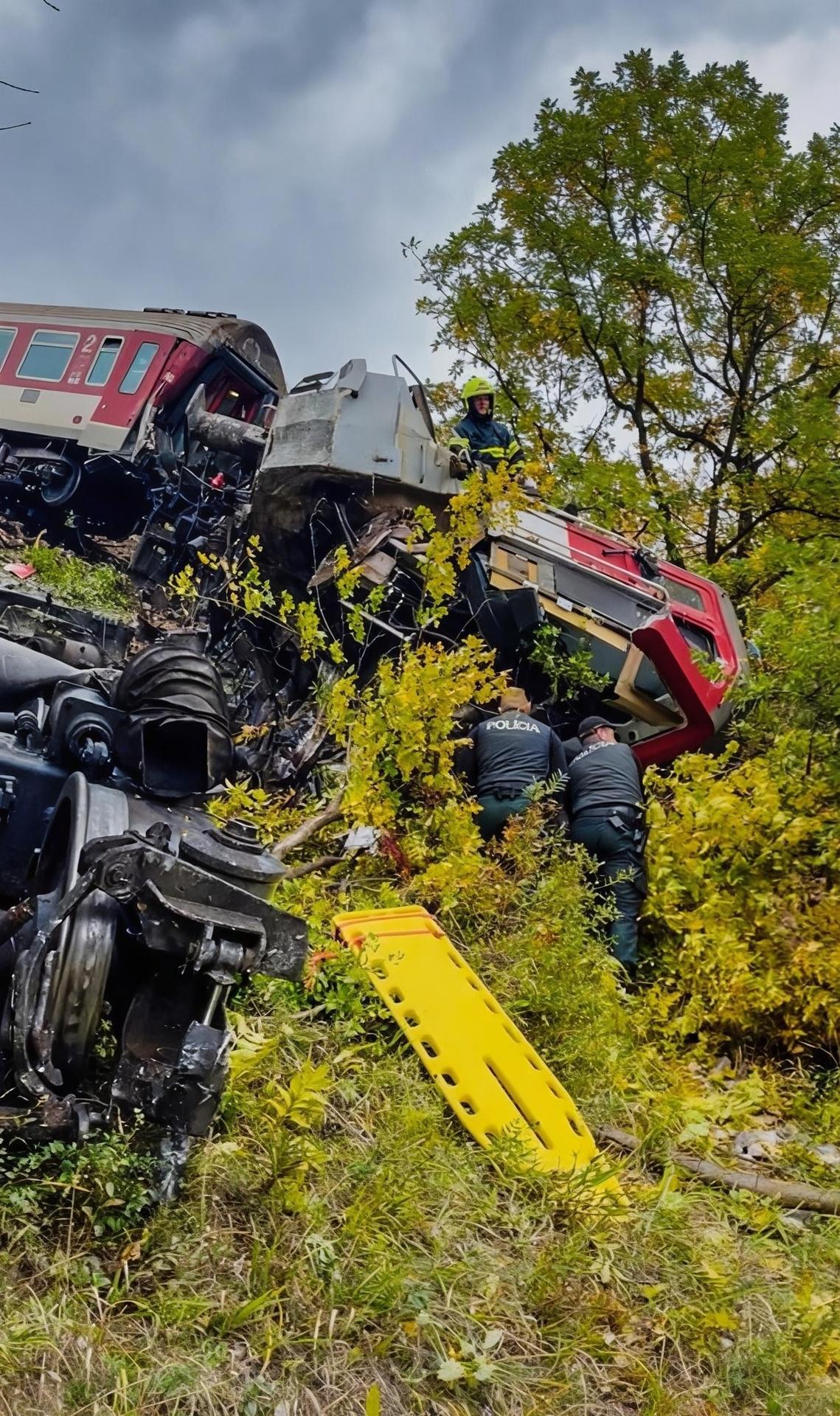 Silné zábery čelnej zrážky rýchlikov.