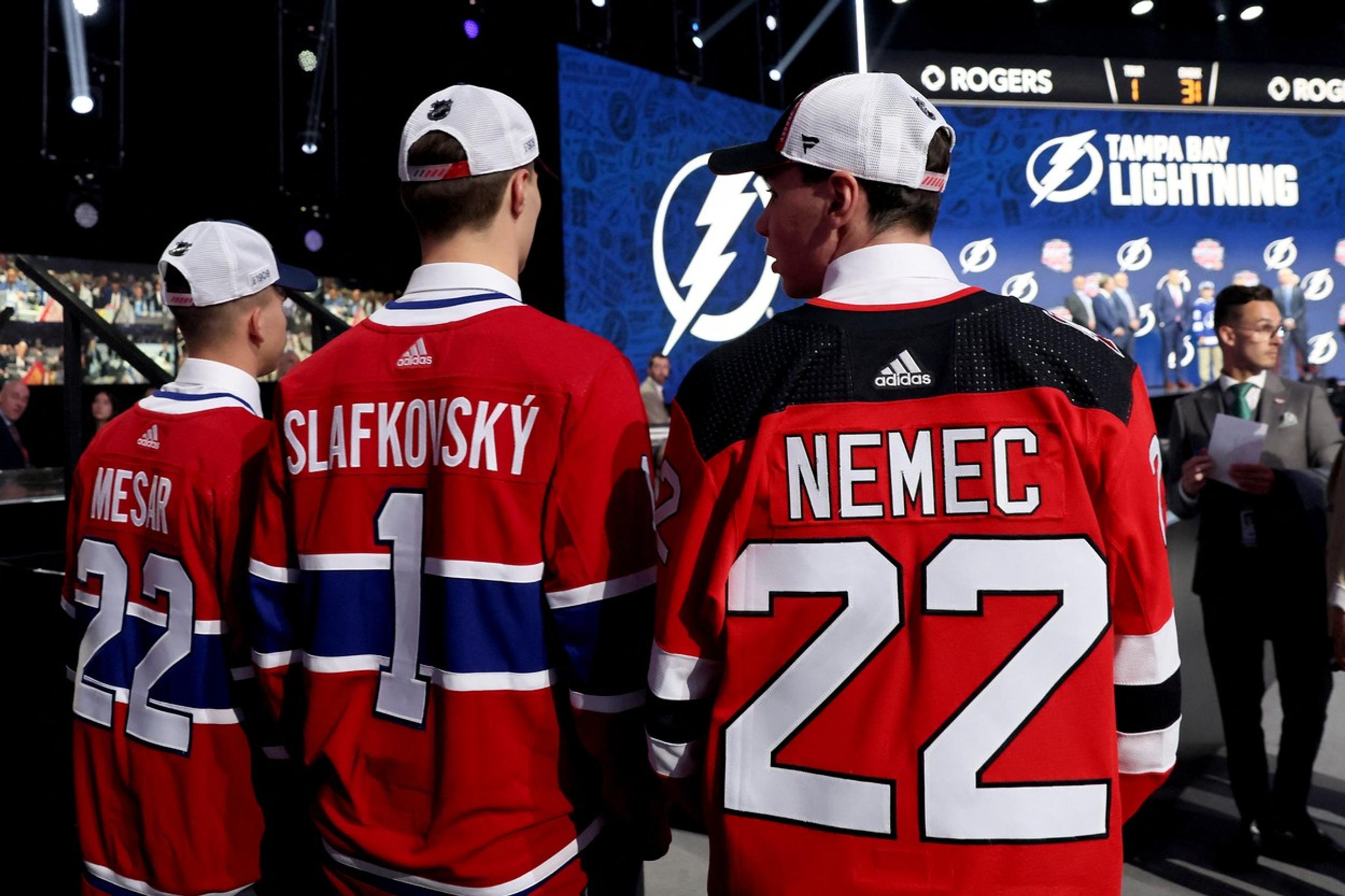 Filip Mešár, Juraj Slafkovský a Šimon Nemec počas draftu do NHL.