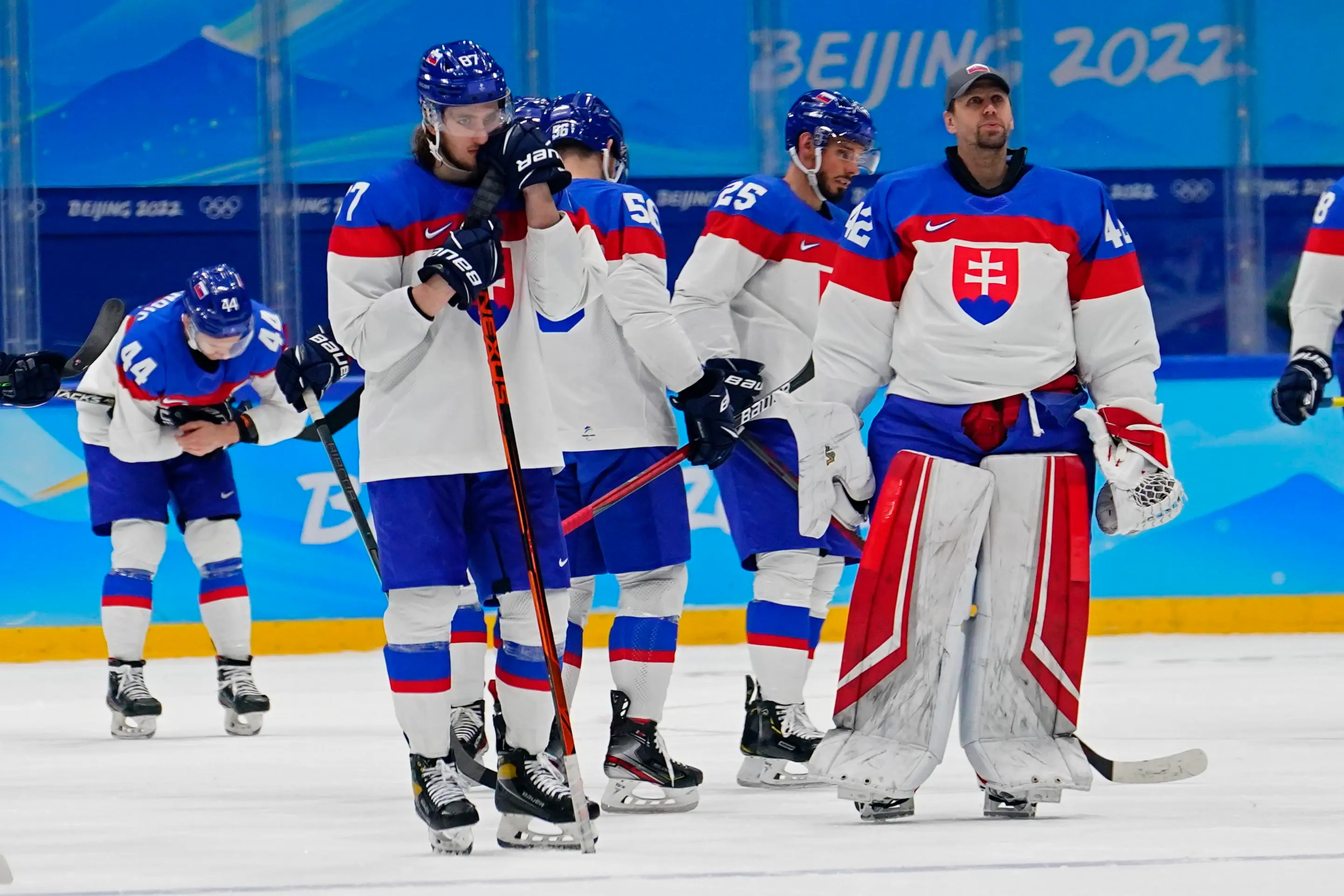 Sklamaní slovenskí hokejisti po prehre v semifinále ZOH 2022 proti Fínsku.
