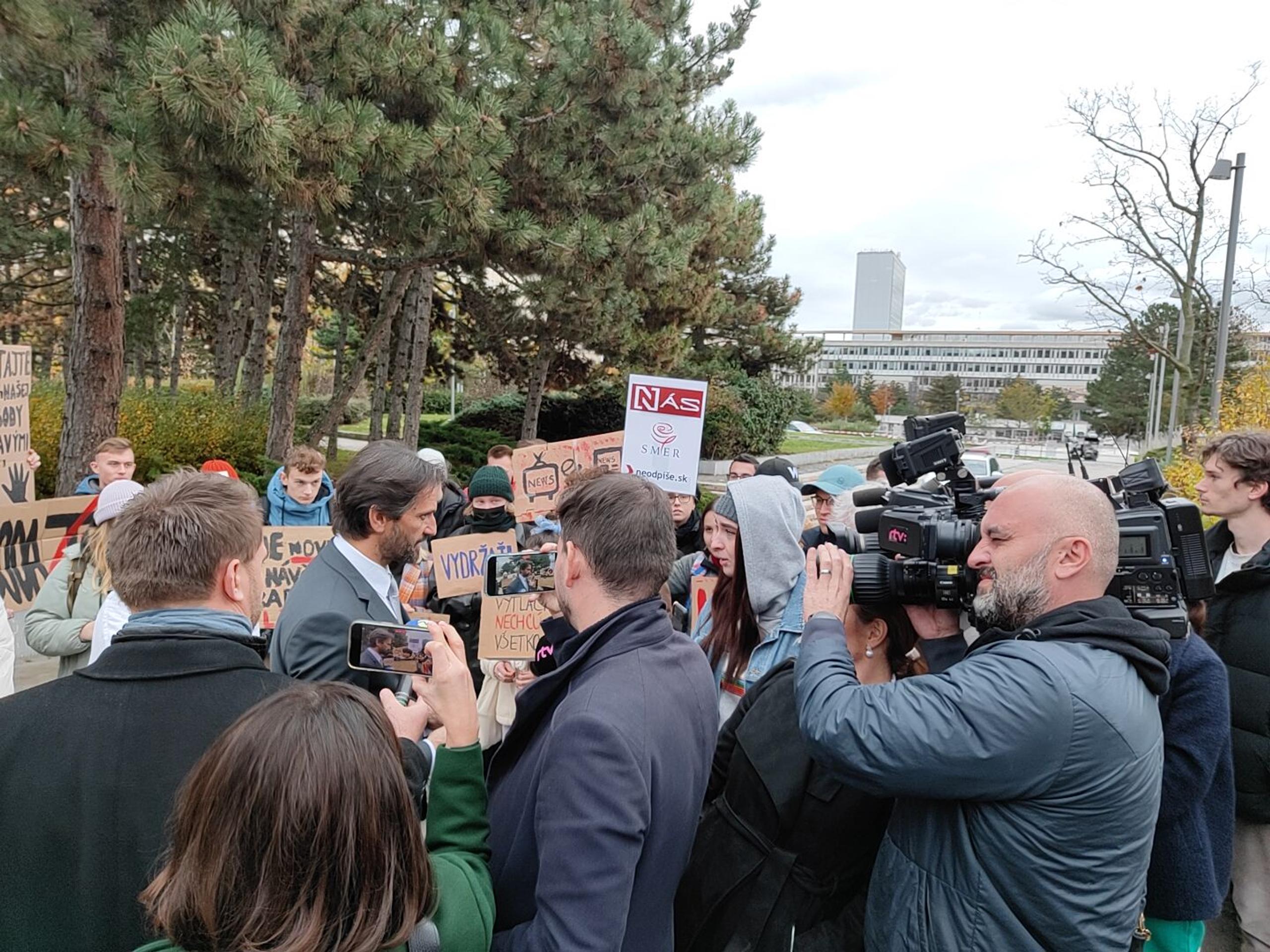 Robert Kaliňák s protestujúcimi študentmi žurnalistiky.