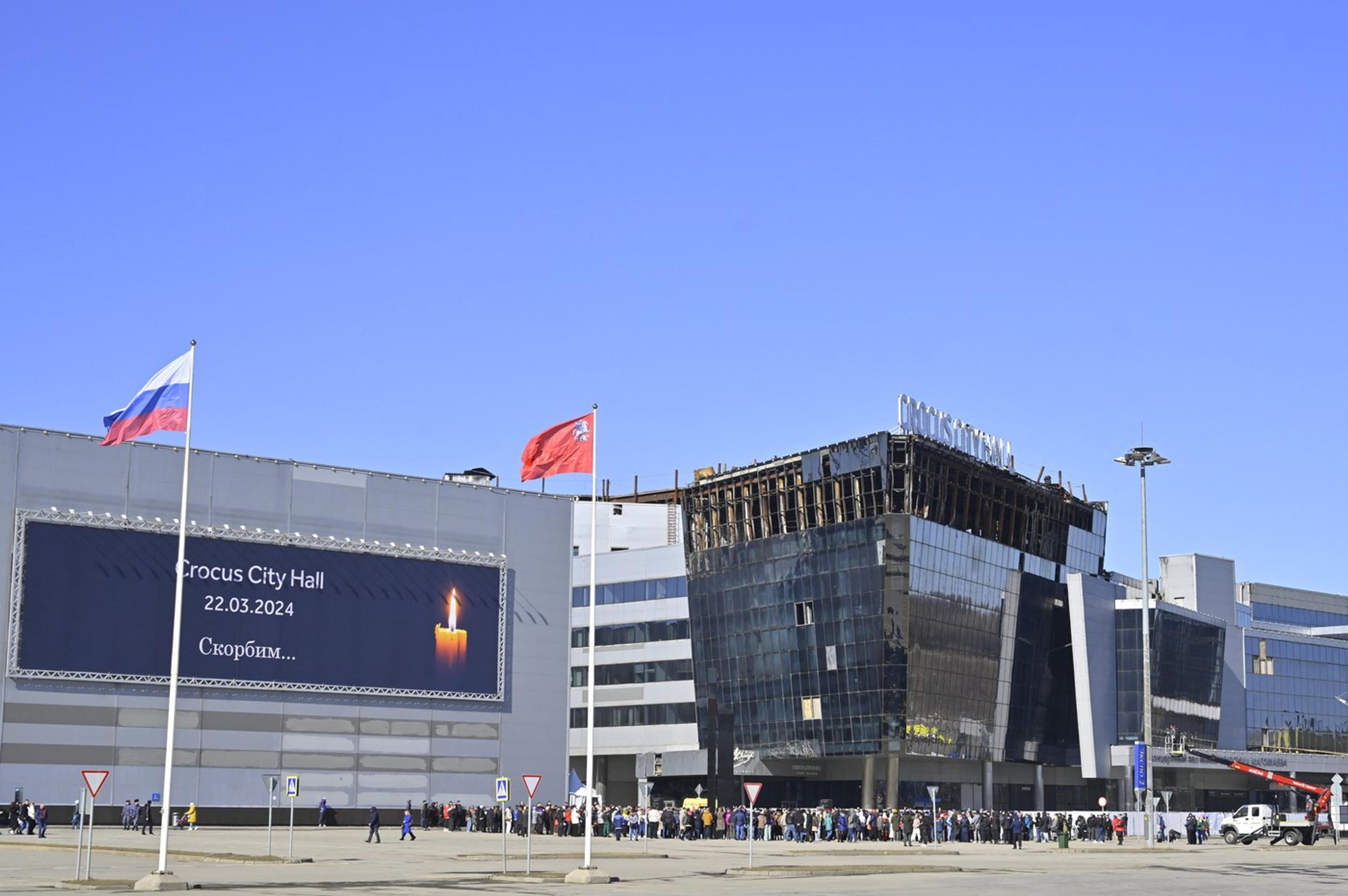  Ľudia prichádzajú na slávnostné odhalenie pamätníka, postaveného na pamiatku tých, ktorí prišli o život počas teroristického útoku na koncertnú sálu Crocus City Hall. 
