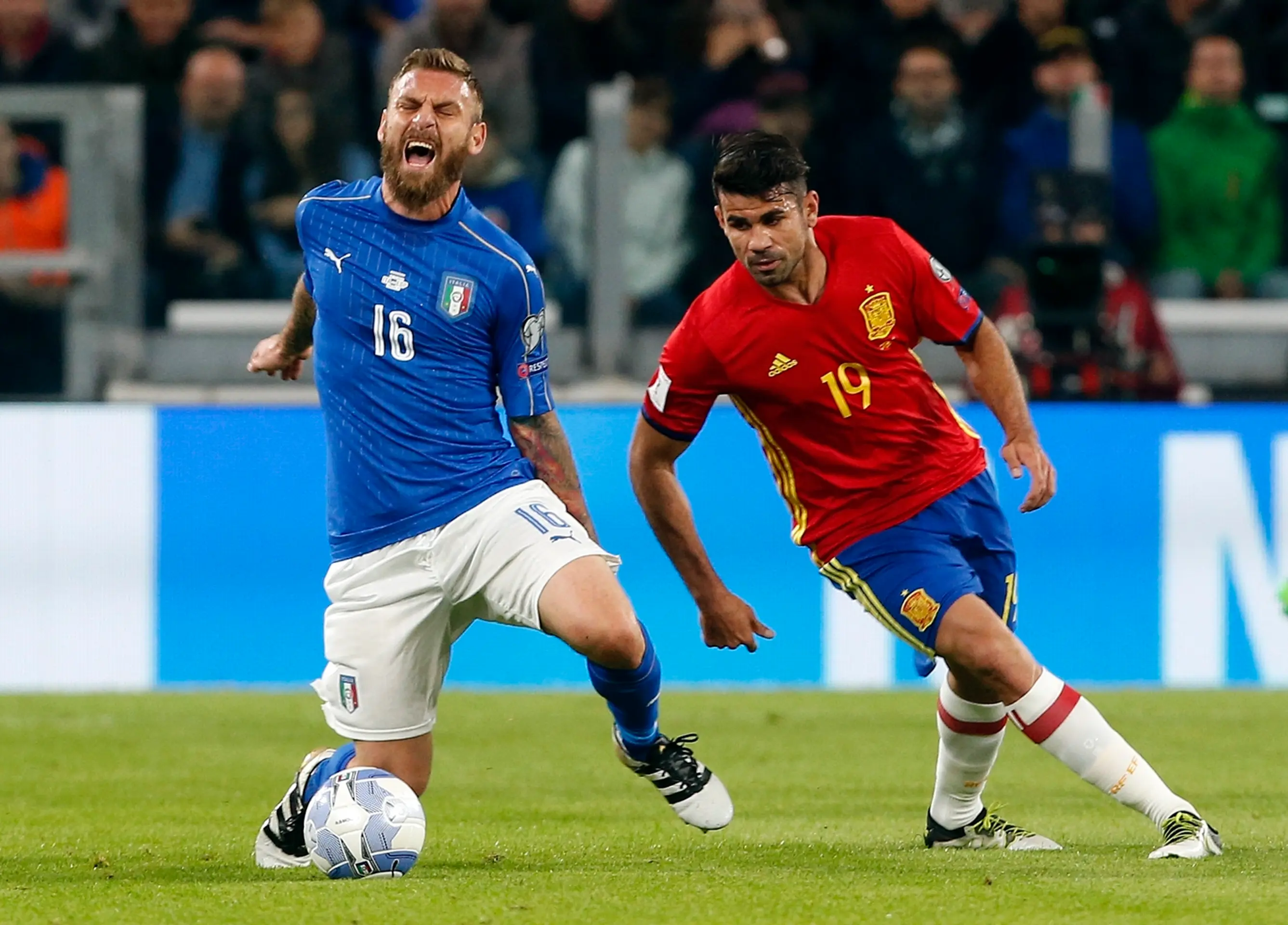 Talian Daniele De Rossi (vľavo) proti Španielovi Diegovi Costovi v kvalifikácii MS 2018.