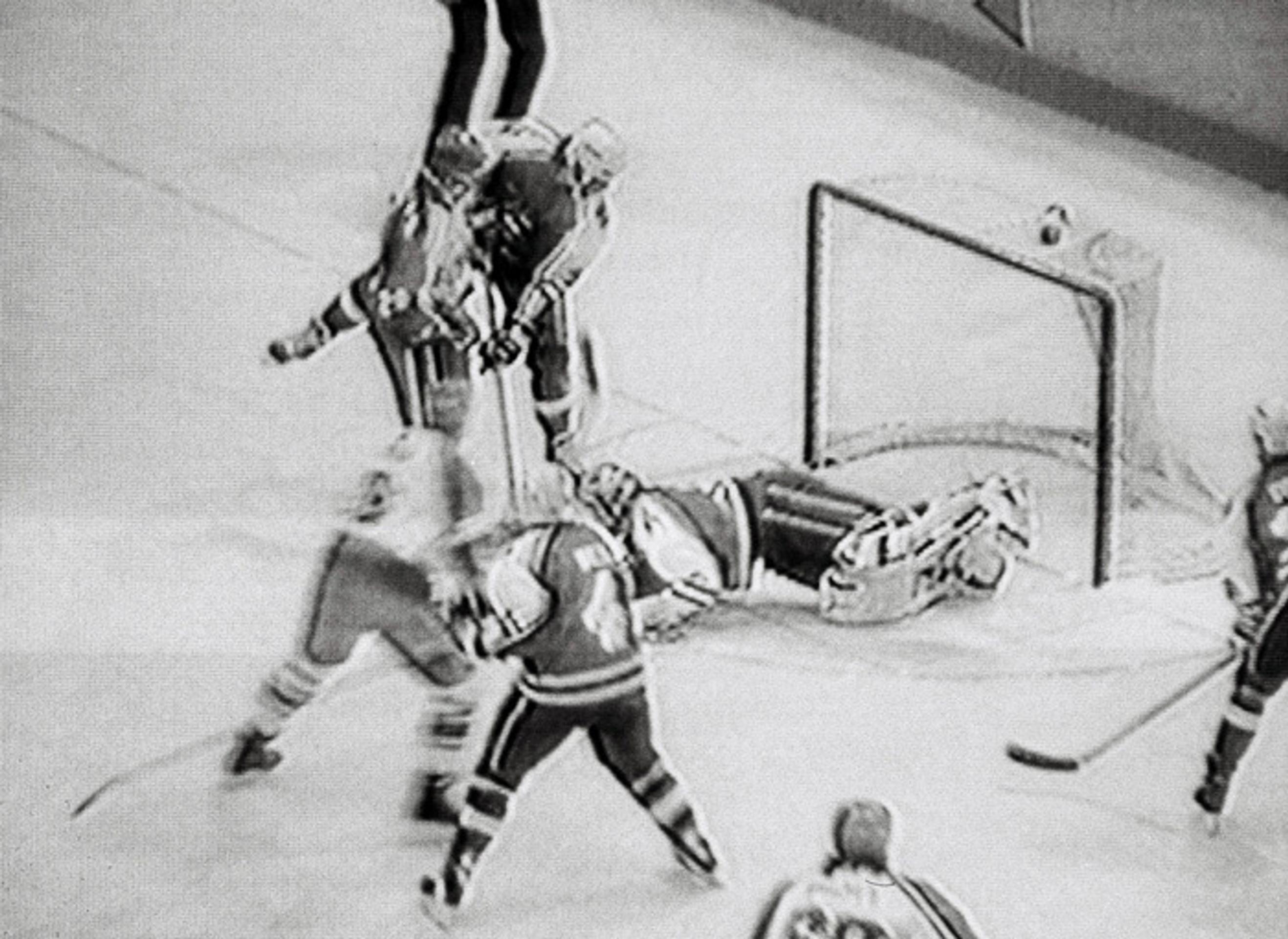  Na snímke z 15. februára 1994 reprekapitán Peter Šťastný strieľa gól za chrbát Američana Gartha Snowa na ZOH.