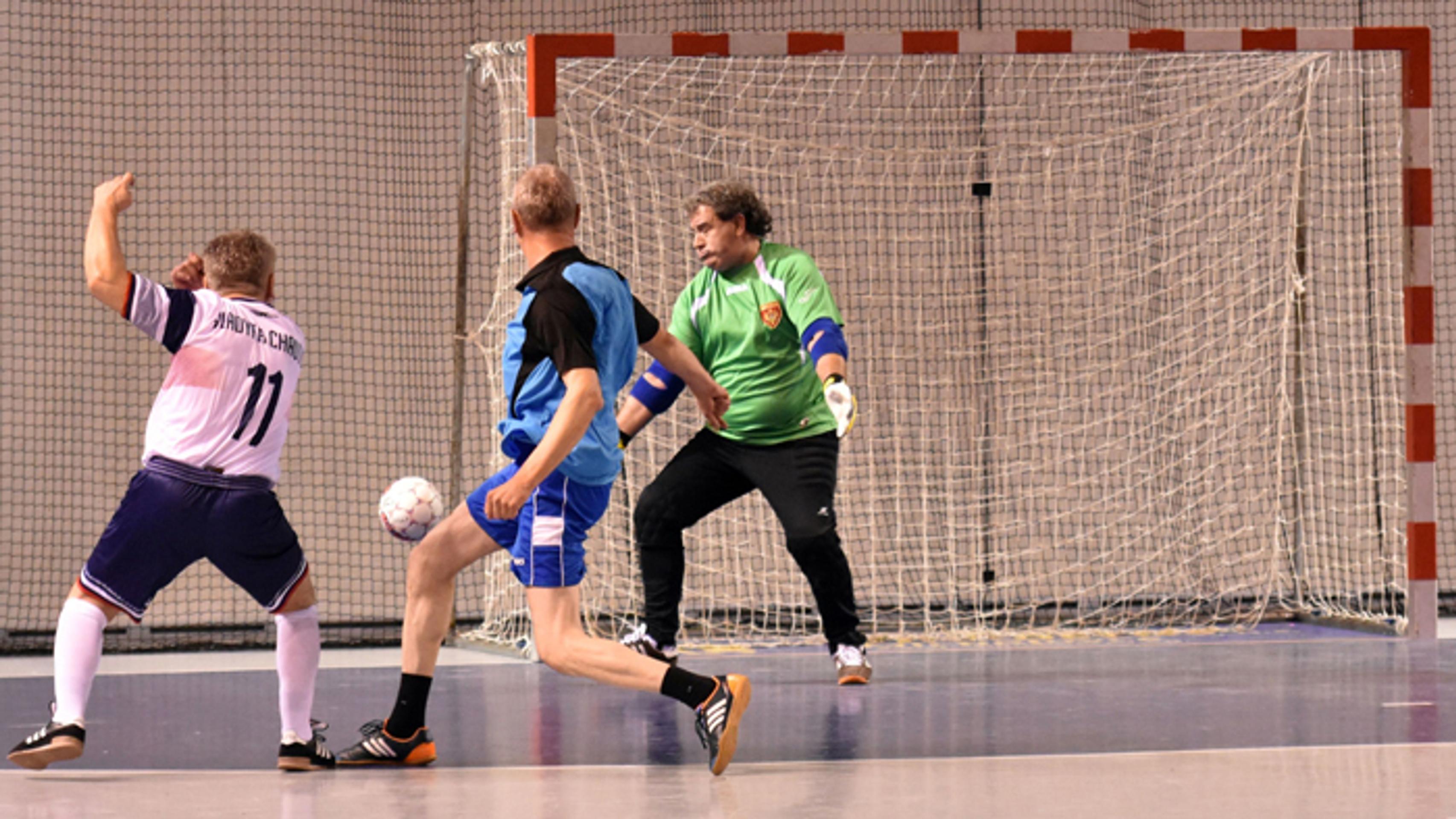 Vladyka Milan Chautur strieľa na bránku Čiernej Hory na ME kňazov v halovom futbale.