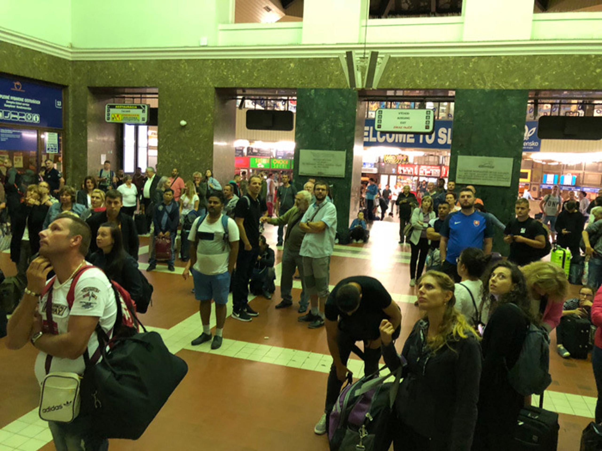 Na bratislavskej hlavnej stanici uviazli desiatky ľudí, niektoré vlaky mali po polnoci meškanie aj 5 hodín. 