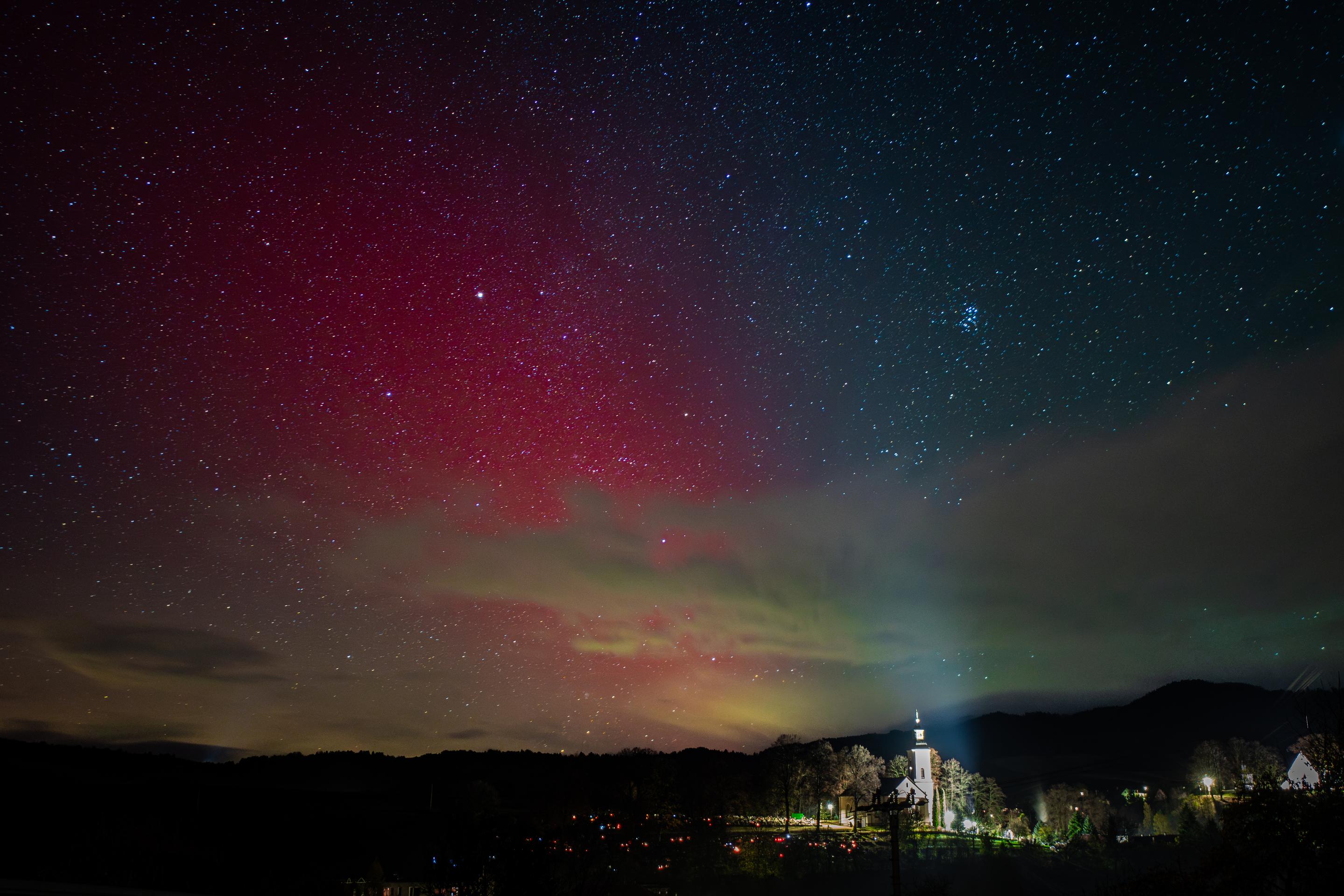 Polárna žiara nad obcou Poniky. Odfotené 5. 11. 2023 o 20:00 hod.