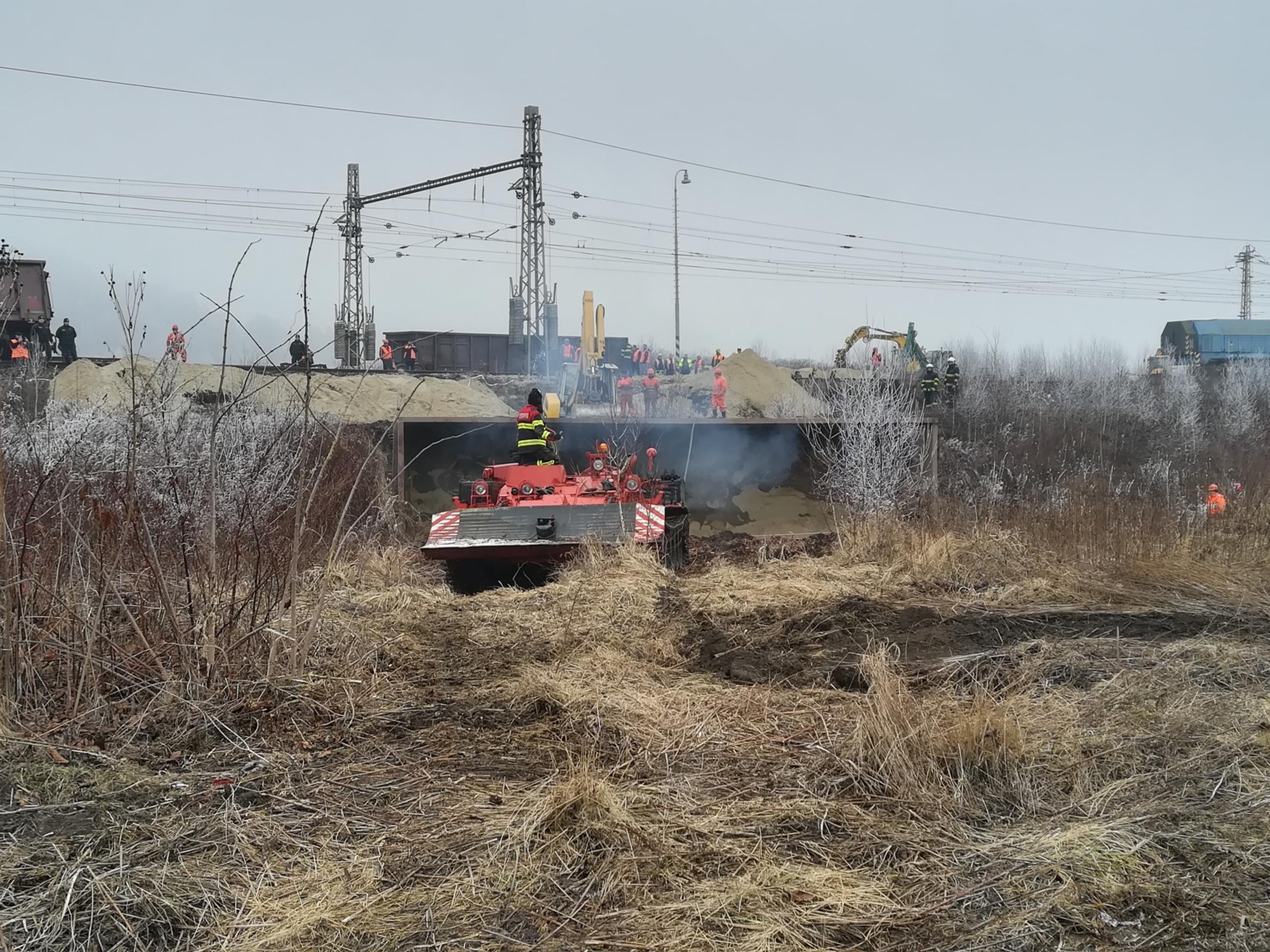 Na snímke vykoľajený nákladný vlak pri stanici v Krompachoch