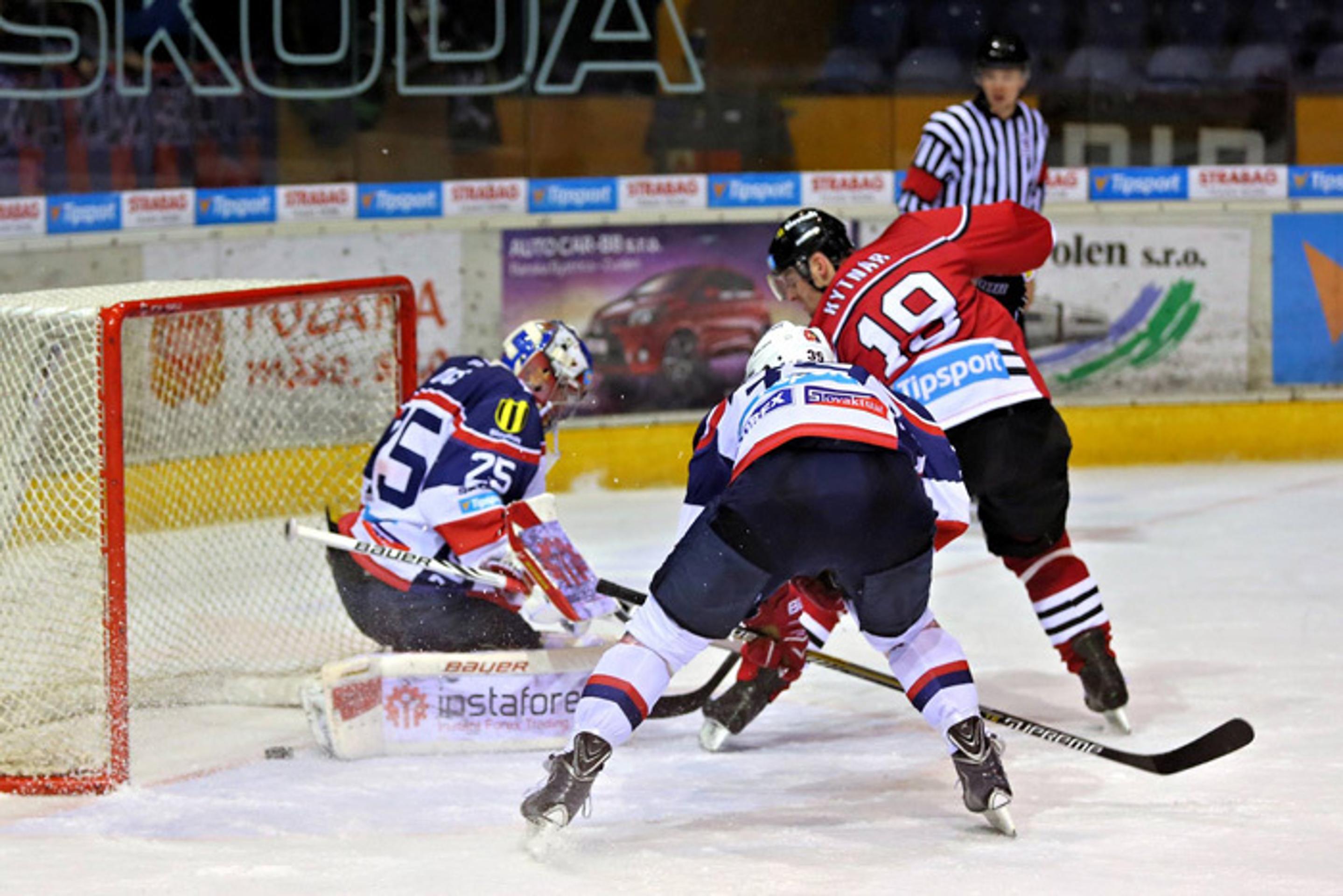 Do zvolenskej brány strieľa gól banskobystrický hráč Milan Kytnár.