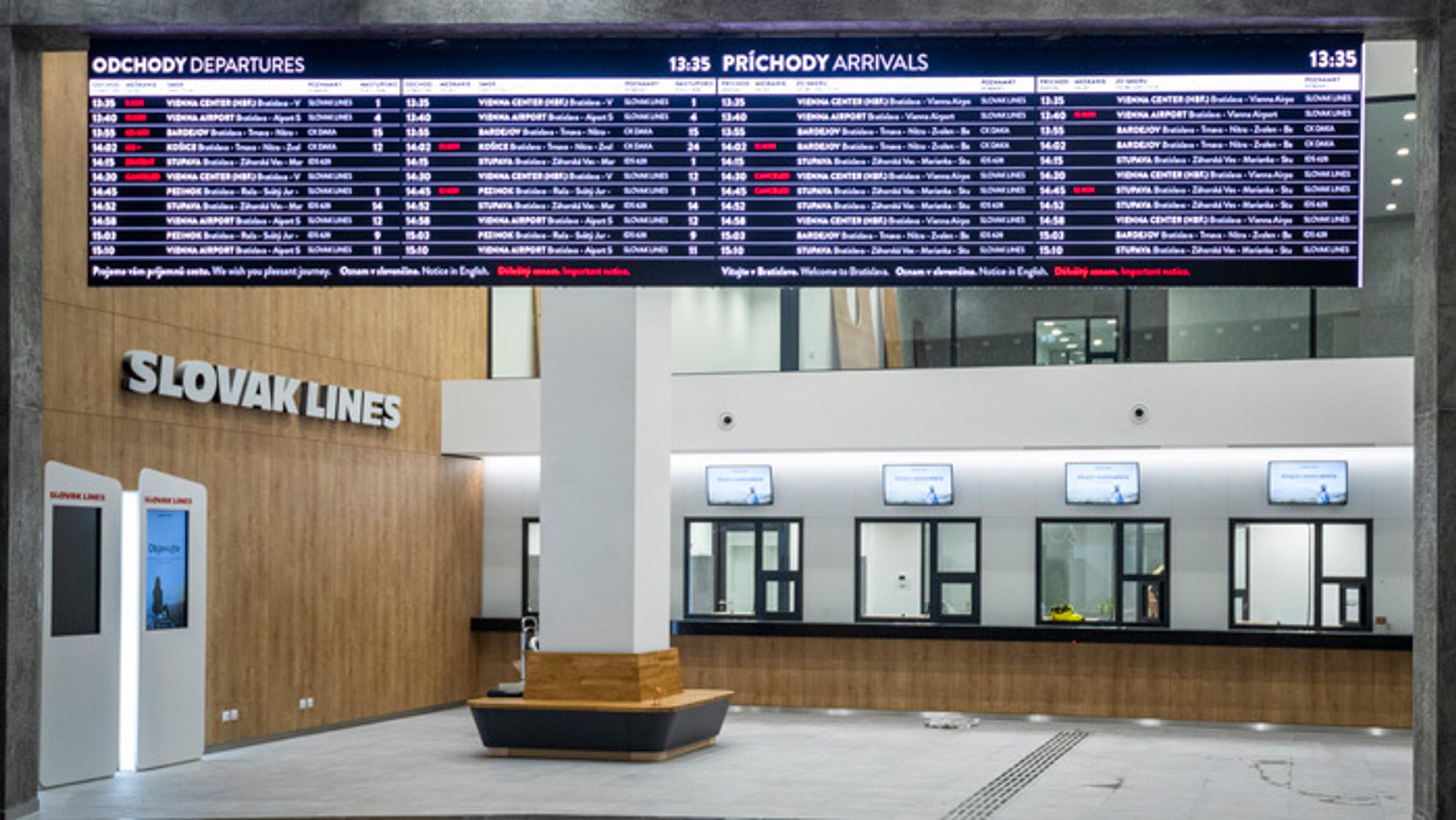 Vstupná hala novej bratislavskej Autobusovej stanice Nivy.