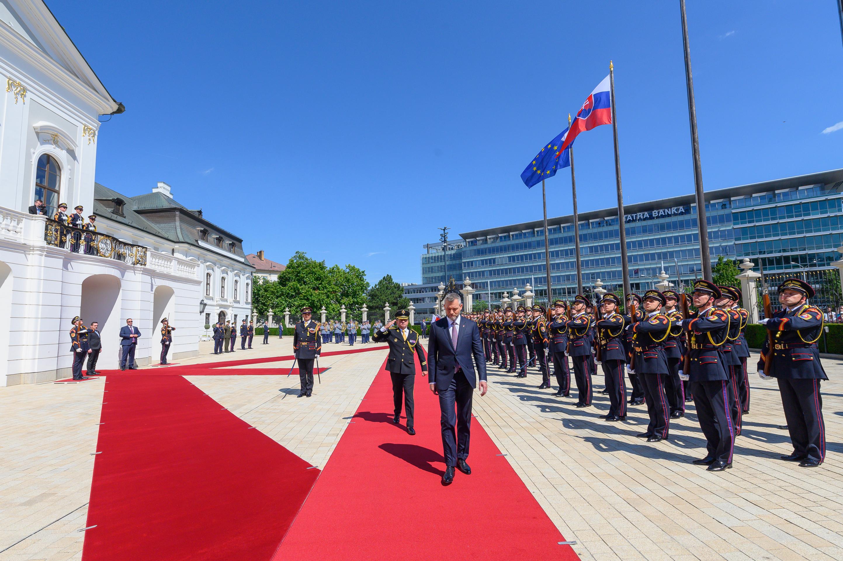 Slávnostné odovzdanie paláca a prehliadka stráže.