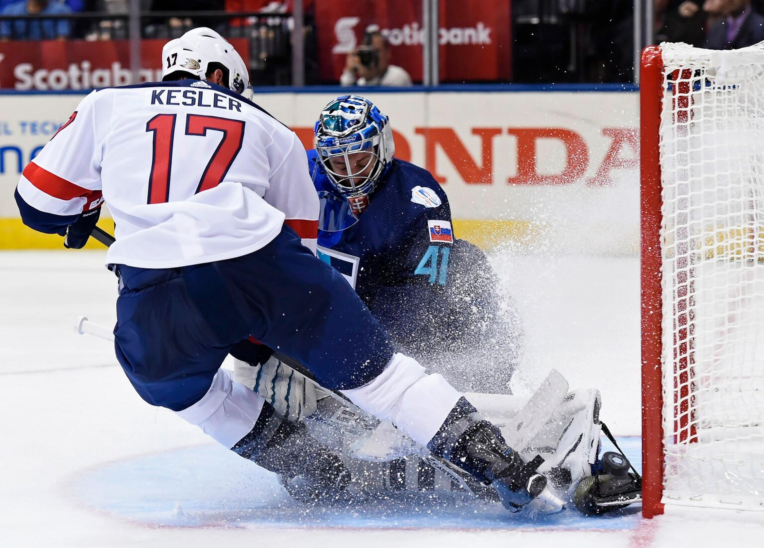 V súboji Ryan Kesler verzus Jaroslav Halák bol úspešnejší slovenský brankár.