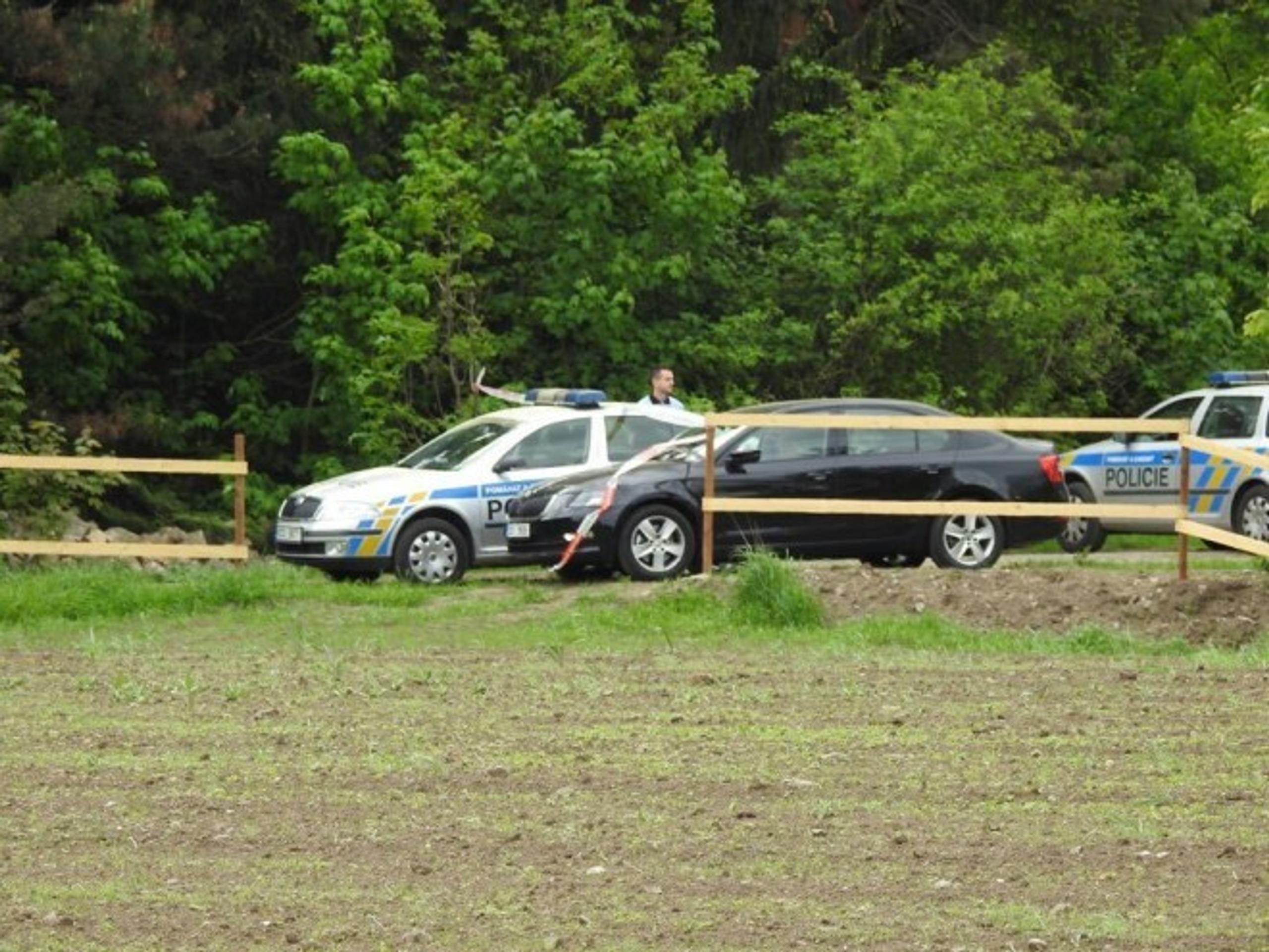 Privolaní policajti našli na mieste telo mladého muža. 