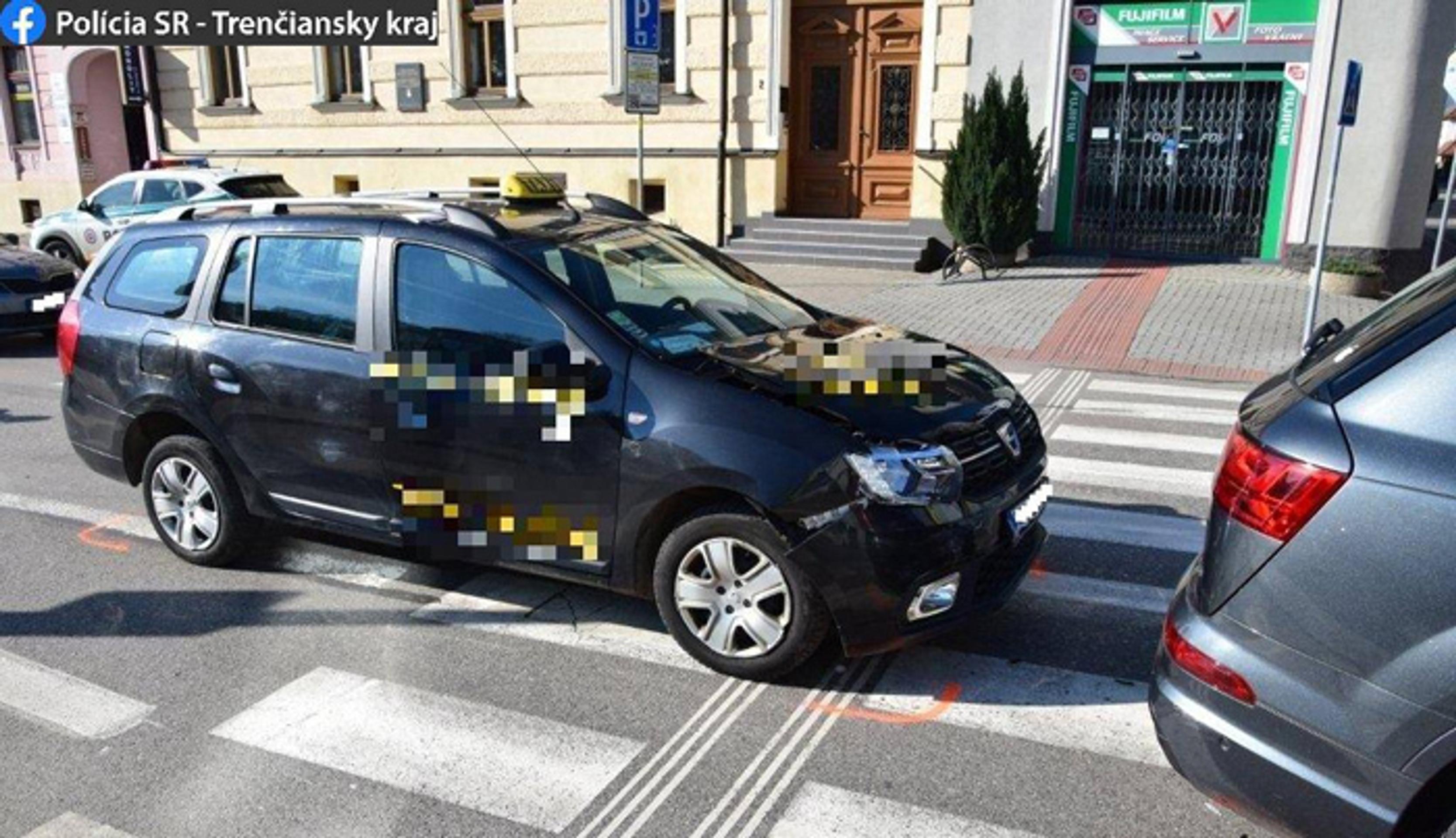Poškodené taxi po nehode.