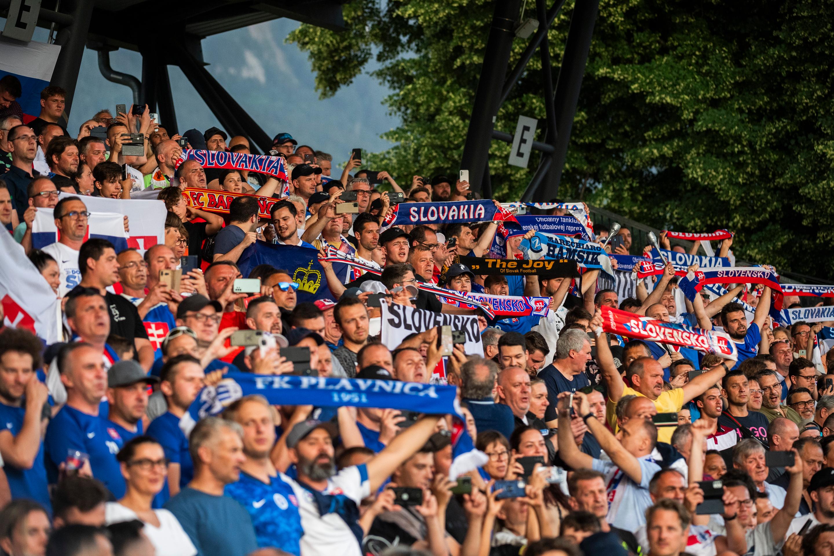 Slovensku vo Vaduze fandil početný fanklub