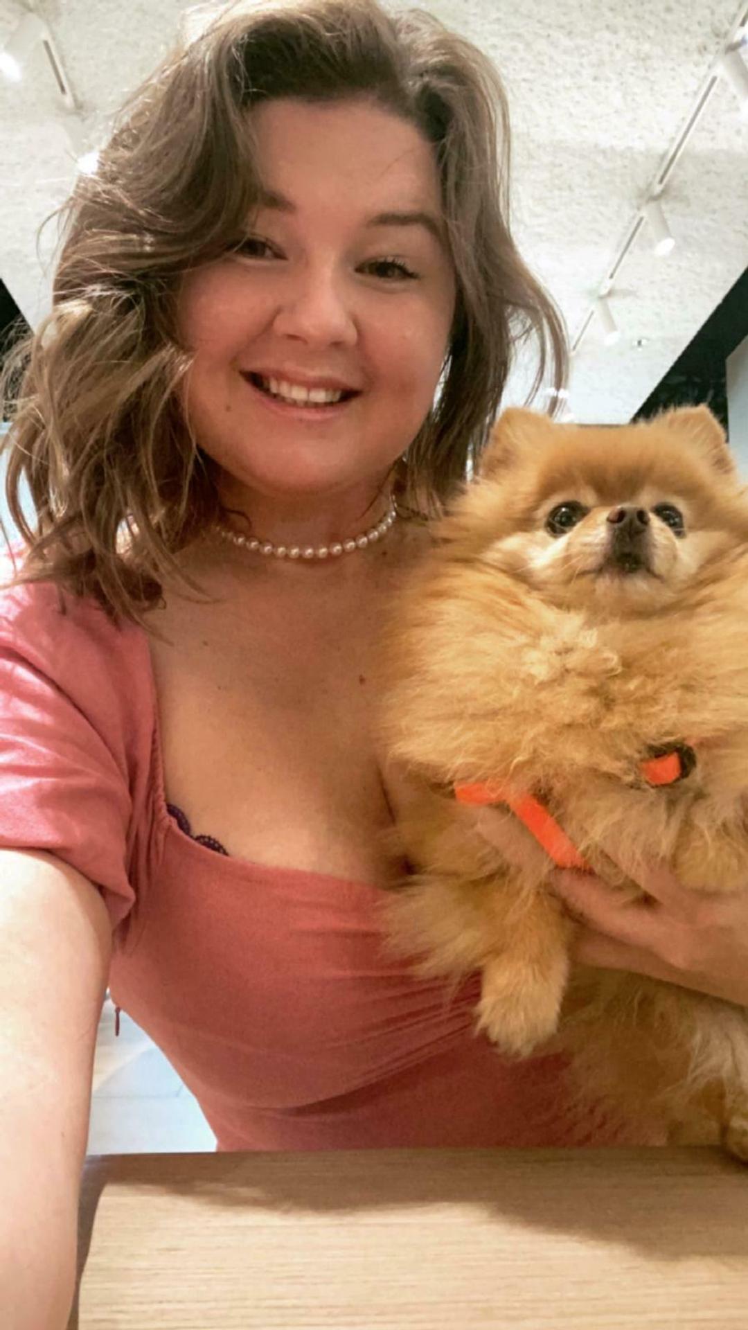 Evelyn s tmavými vlasmi