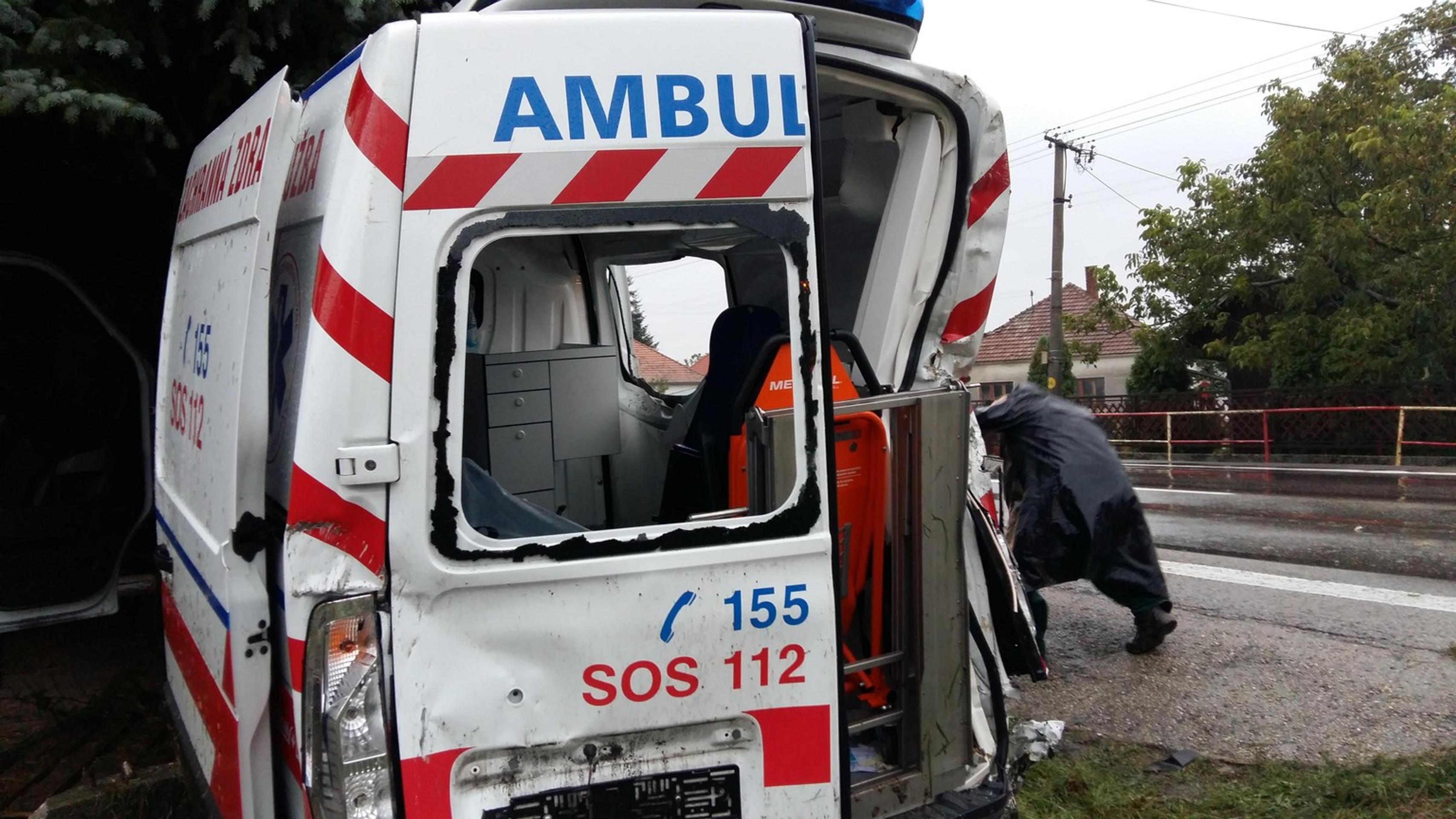 Nehoda sanitky v obci Nová Stráž.