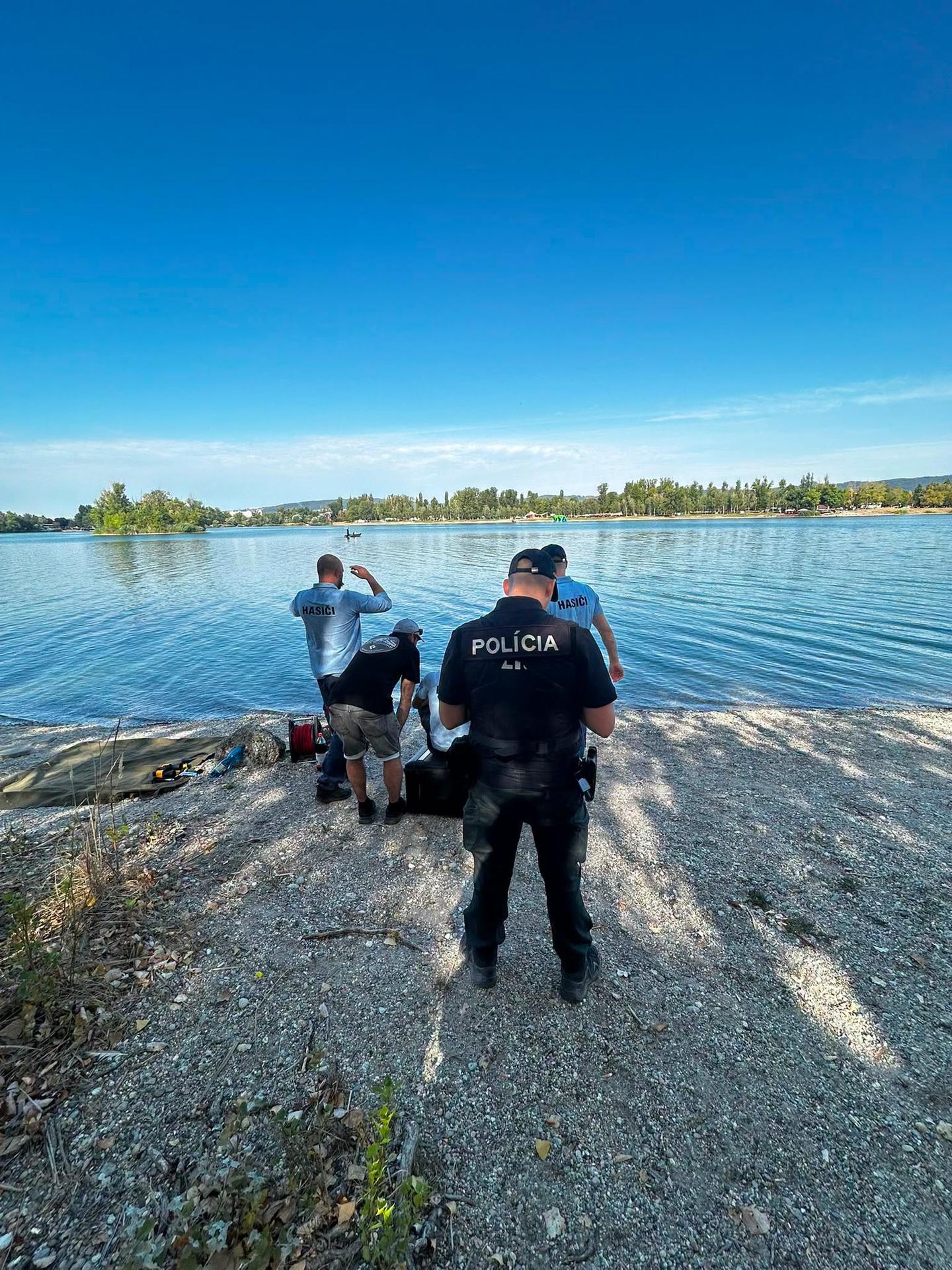 Polícia pátra po mužovi, ktorý sa na Zlatých pieskoch po skoku z paddleboardu do vody už nevynoril.
