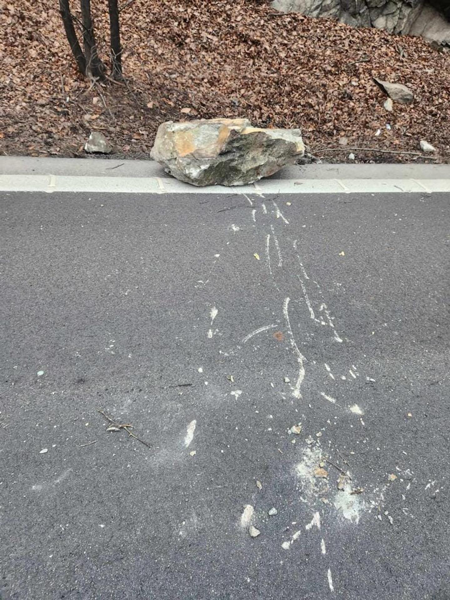 Skaly na ceste pod Strečnom padali na vozovku.