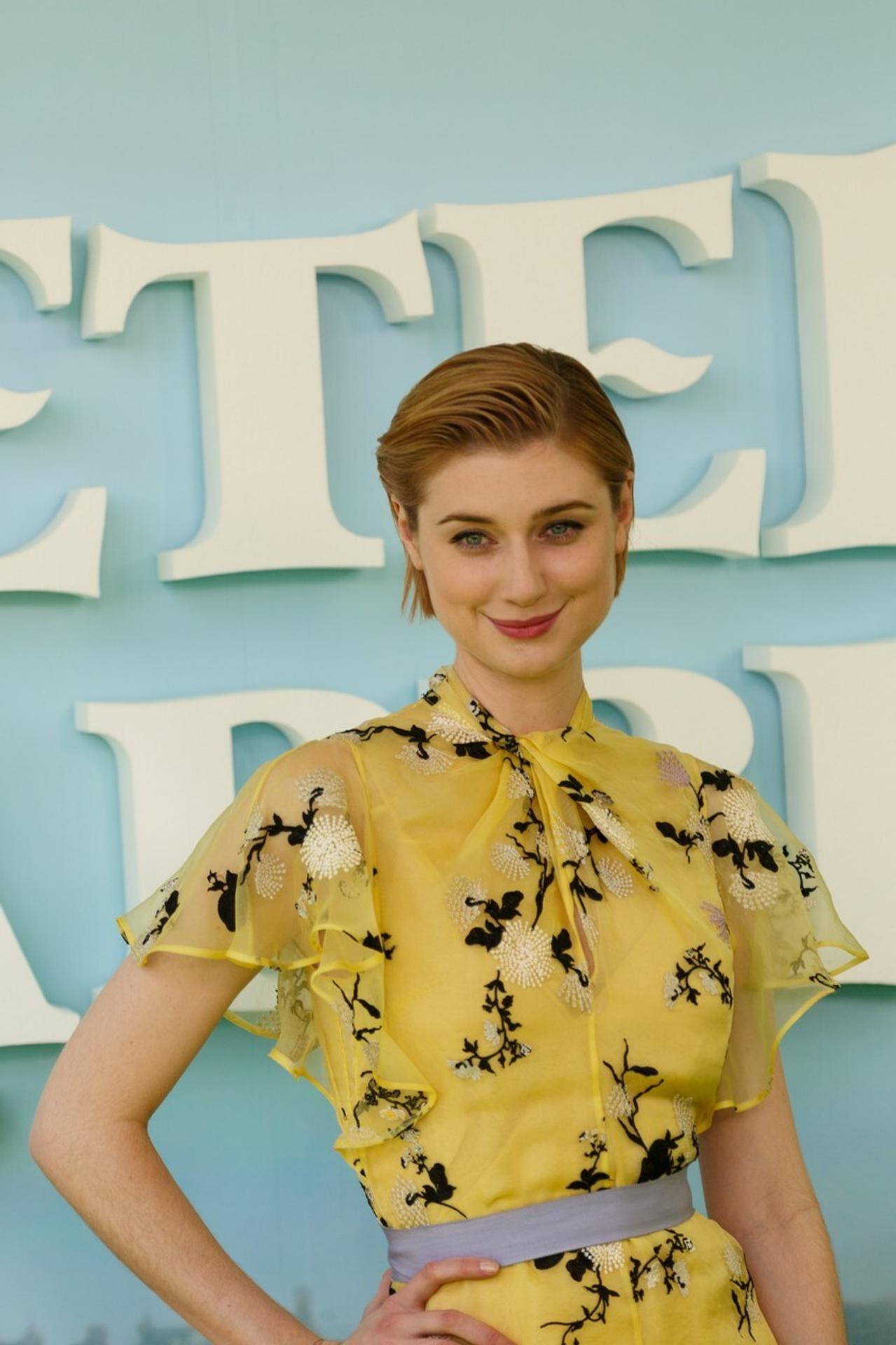 Muž leží po zásahu mačky.