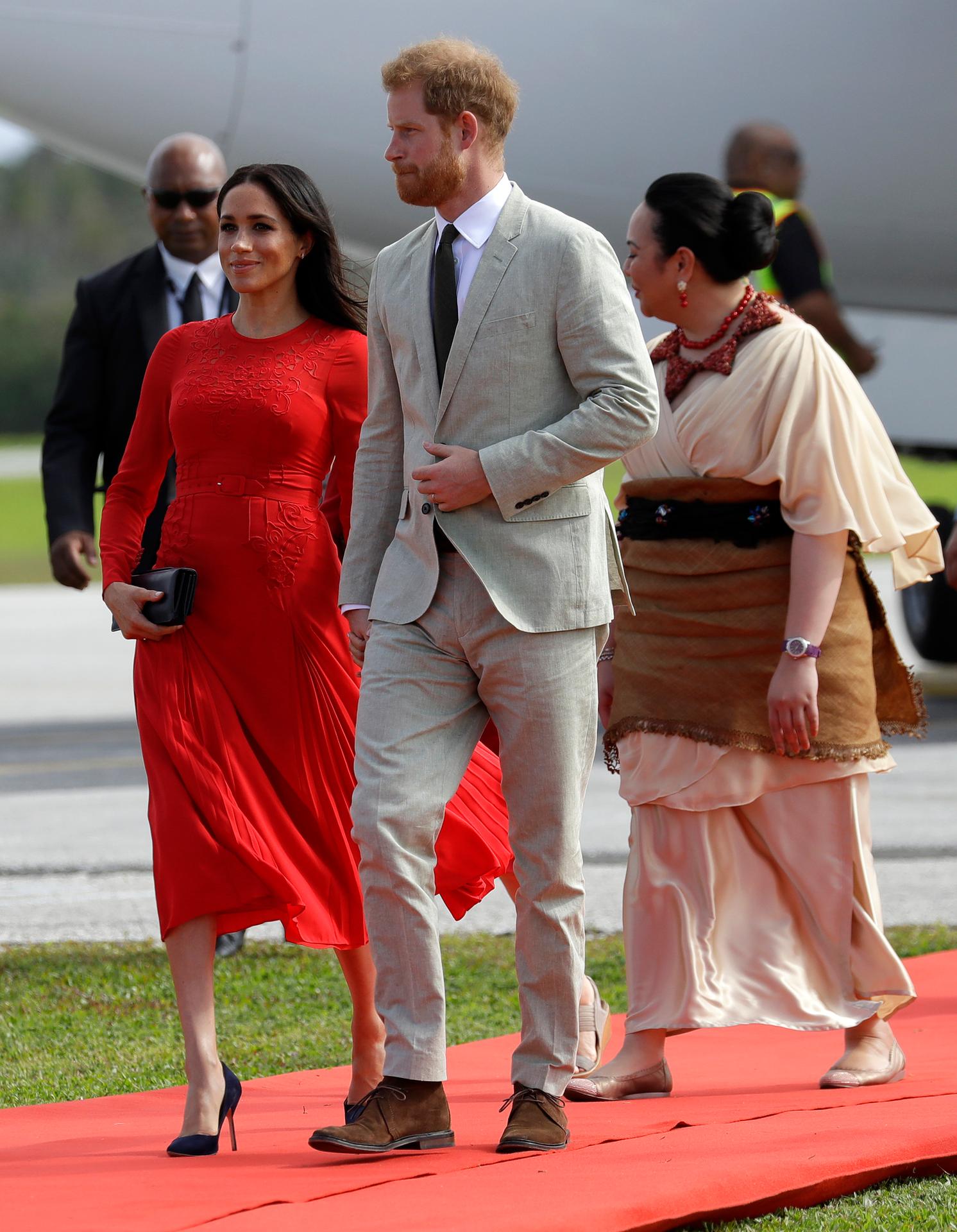 Britský kráľovský pár priletel na návštevu ostrova Tonga.