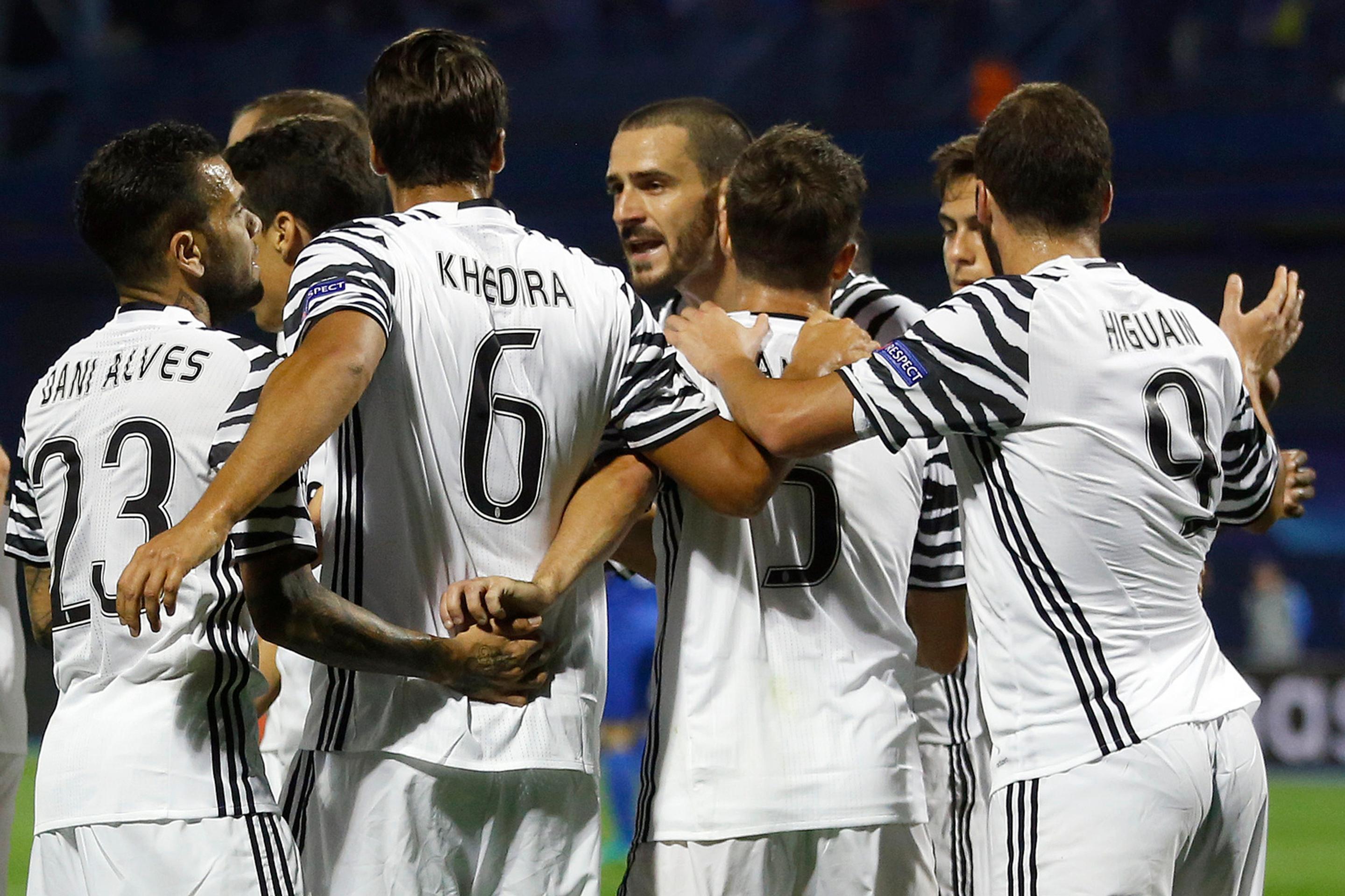 Miralem Pjanič (v strede) oslavuje so spoluhráčmi z Juventusu Turín gól do siete Záhrebu v zápase LM.