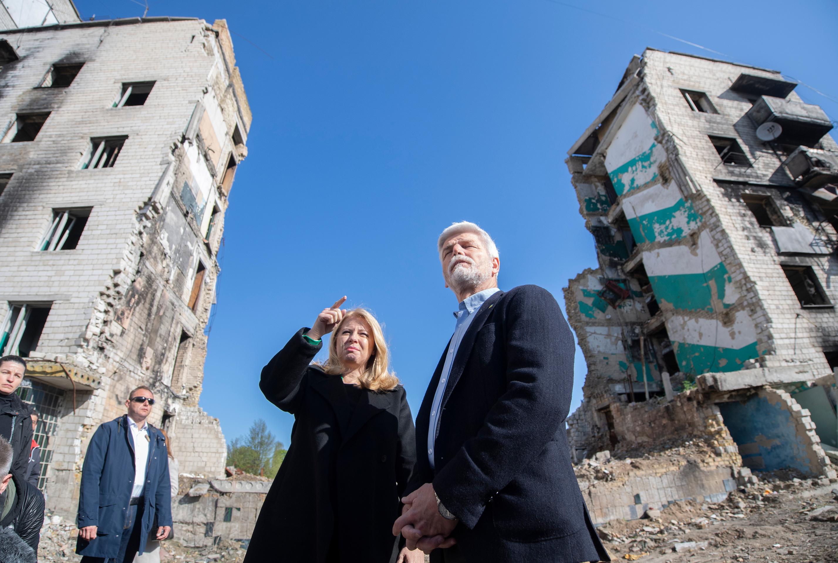 Zuzana Čaputová (tretia sprava) a Petr Pavel (druhý zľava) v meste Boroďanka v Kyjevskej oblasti.