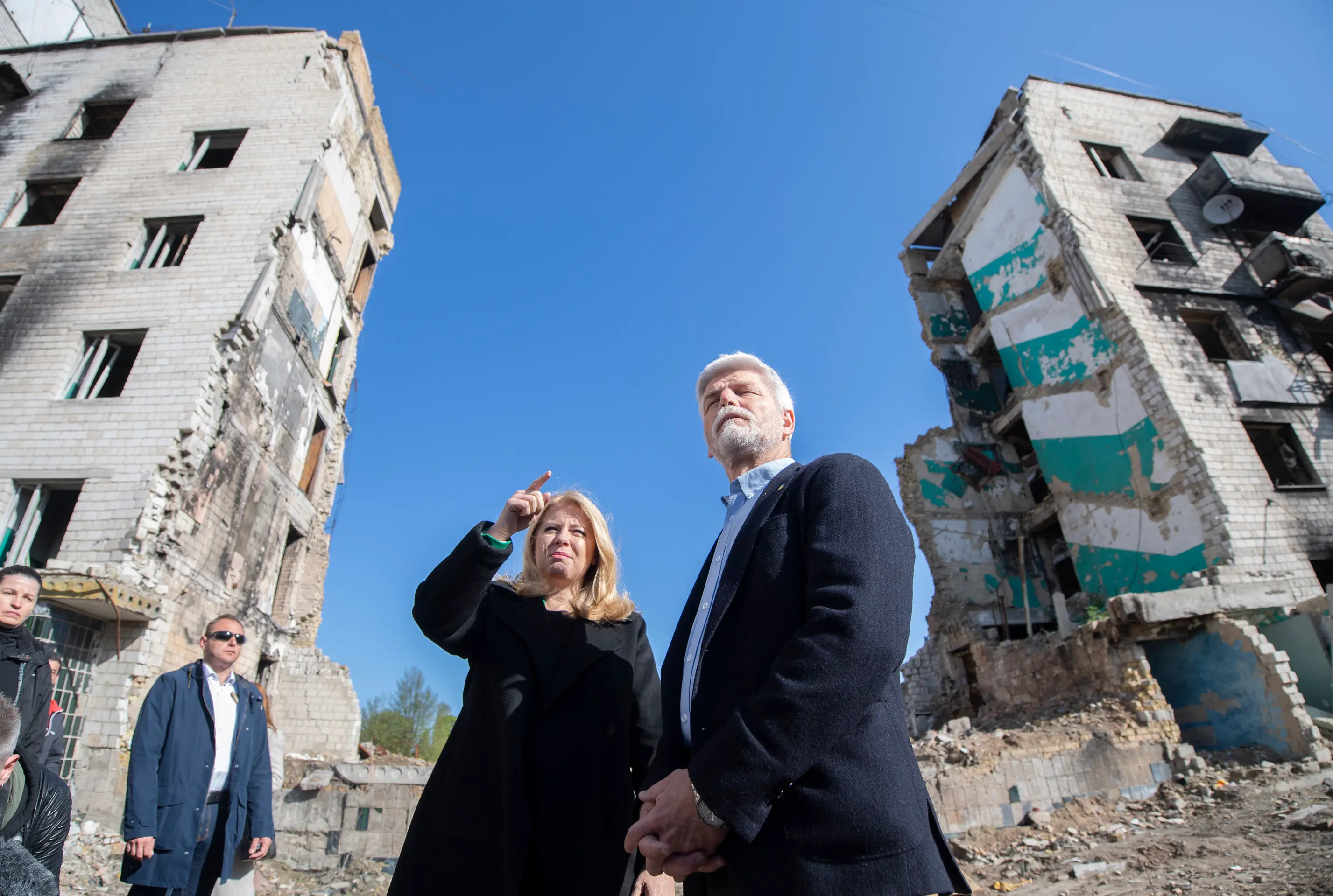 Zuzana Čaputová (tretia sprava) a Petr Pavel (druhý zľava) v meste Boroďanka v Kyjevskej oblasti.