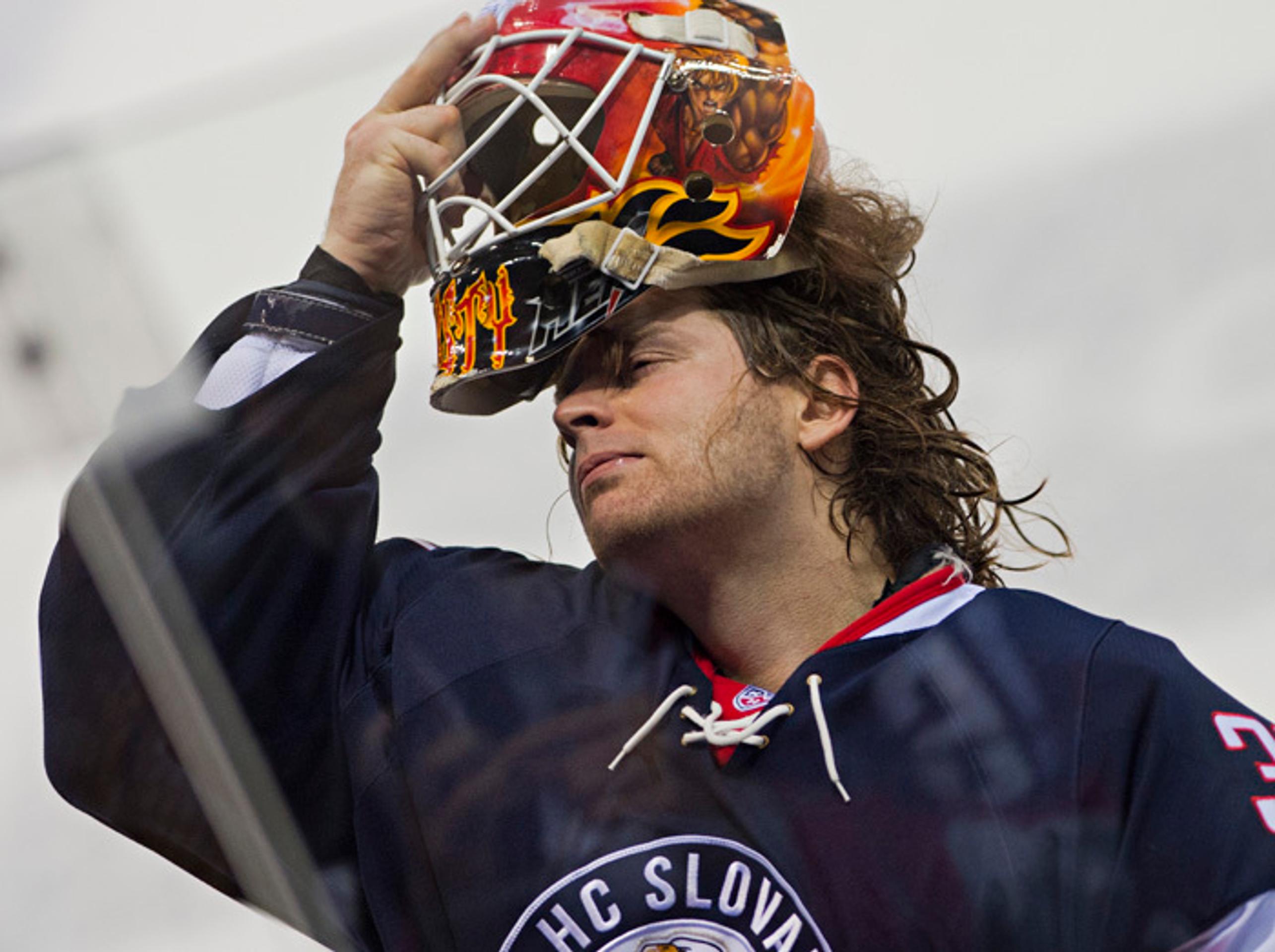 Brankár Barry Brust (Slovan) po treťom inkasovanom góle v zápase KHL s Salavat Julajev Ufa.  