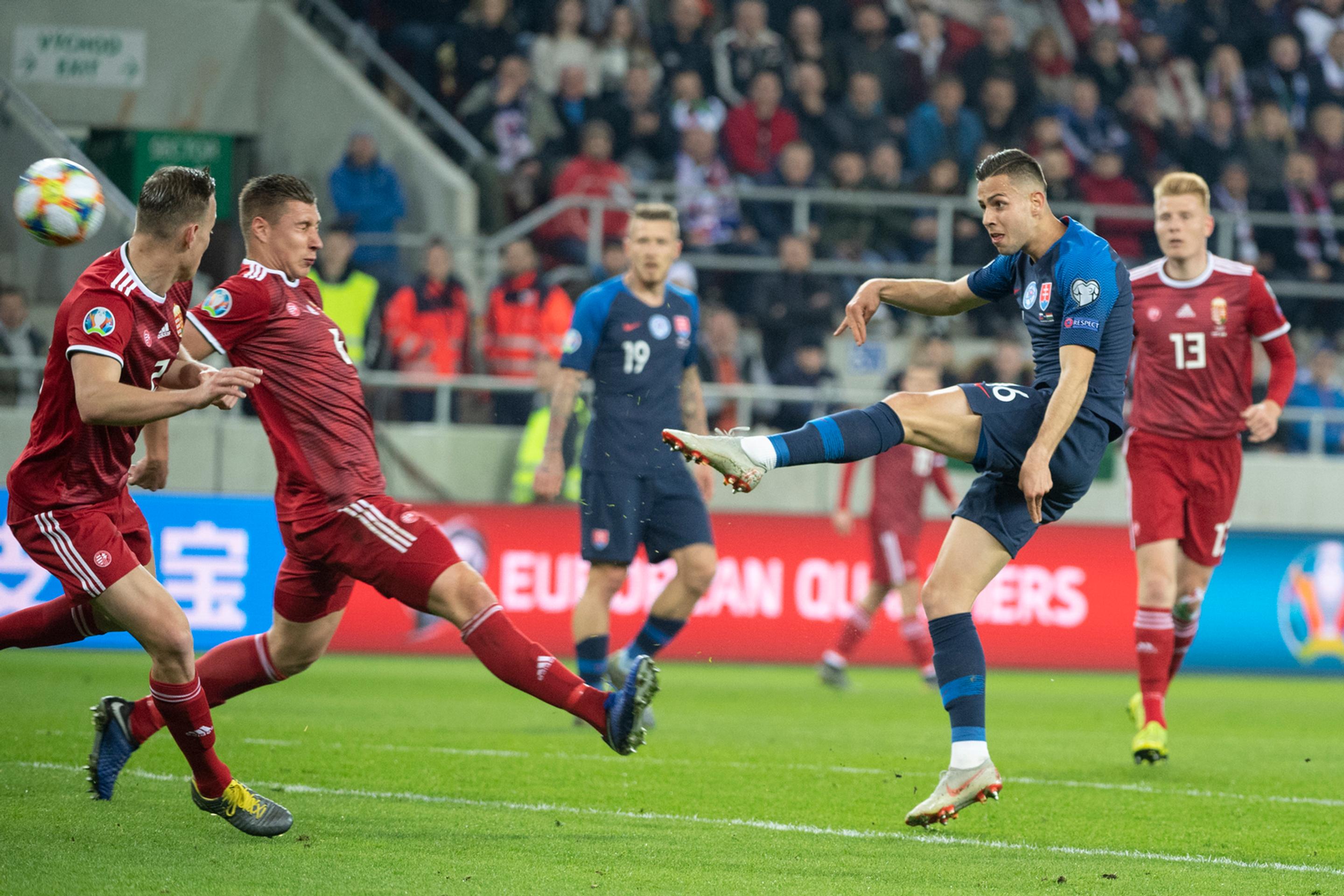 Na snímke zľava Maďari Ádam Lang, Willi Orban a Dávid Hancko v kvalifikácii ME 2020.