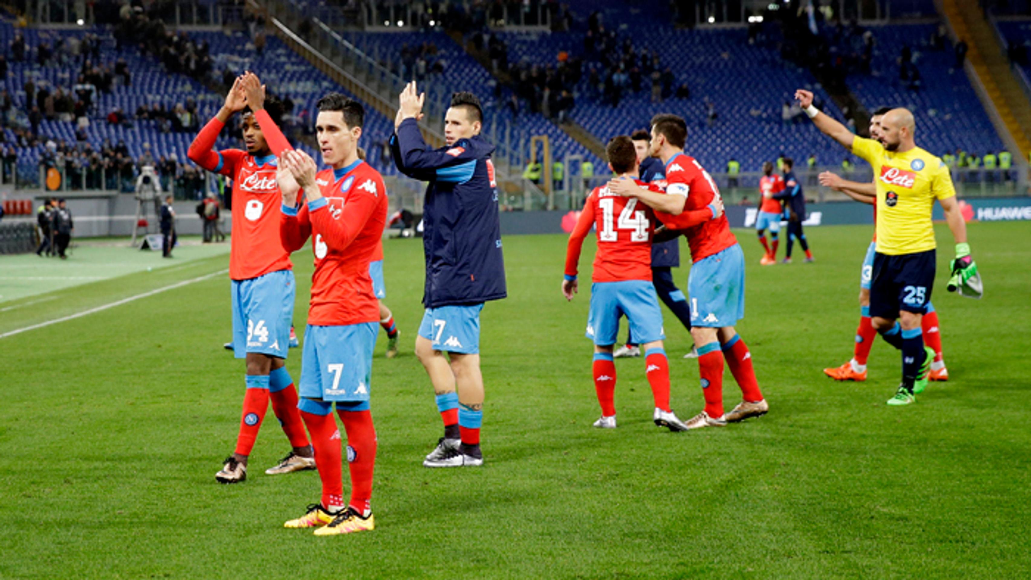Hráči SSC Neapol oslavujú víťazstvo v zápase v Serii A.