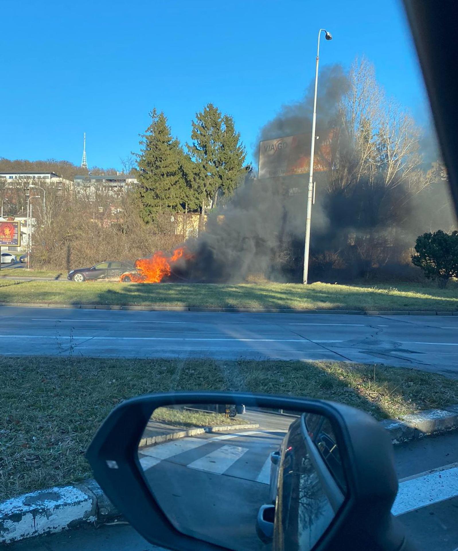 Požiar auta na bratislavskej Patrónke.