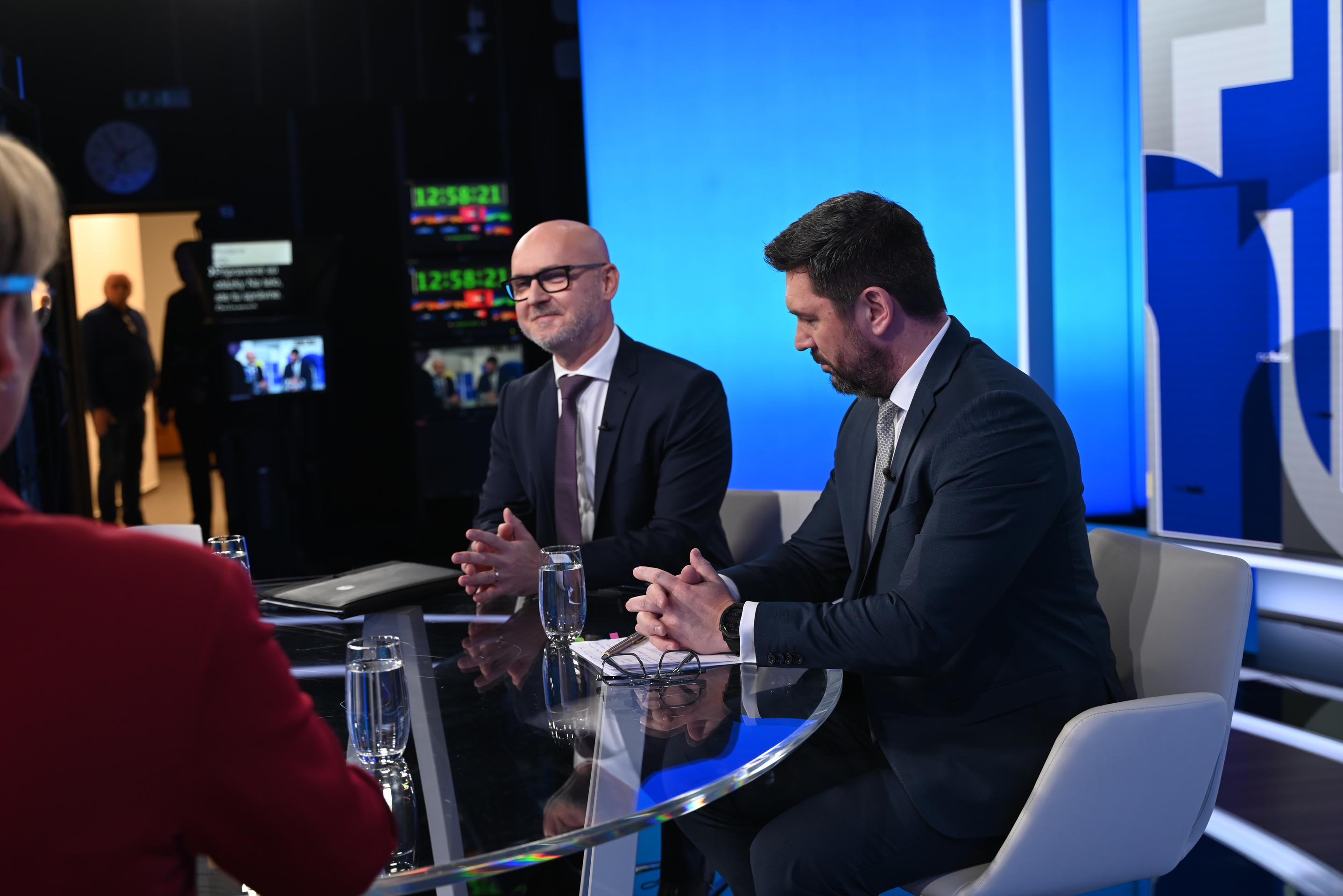 Karolína Lacová privítala v relácii Na telo ministra pôdohospodárstva Richarda Takáča (Smer-SD) a predsedu SaS Branislava Gröhlinga