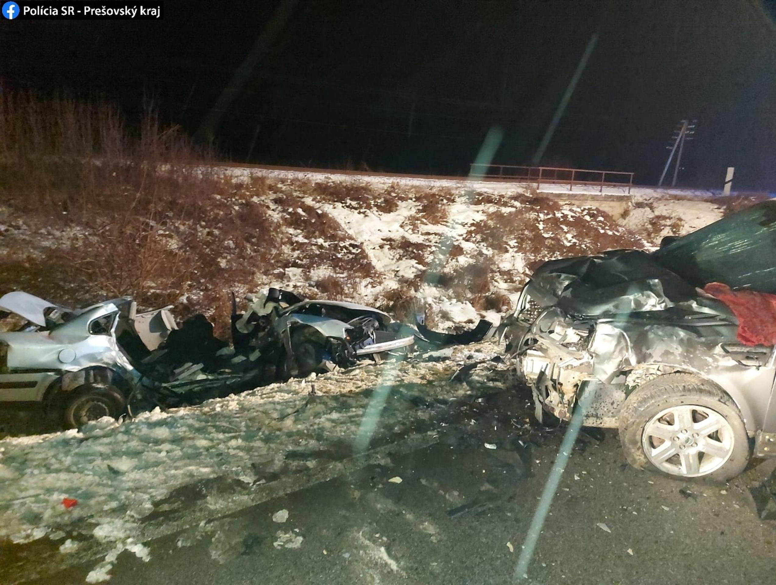 Auto VW Passat po nehode, v ktorom zomreli traja mladí ľudia.