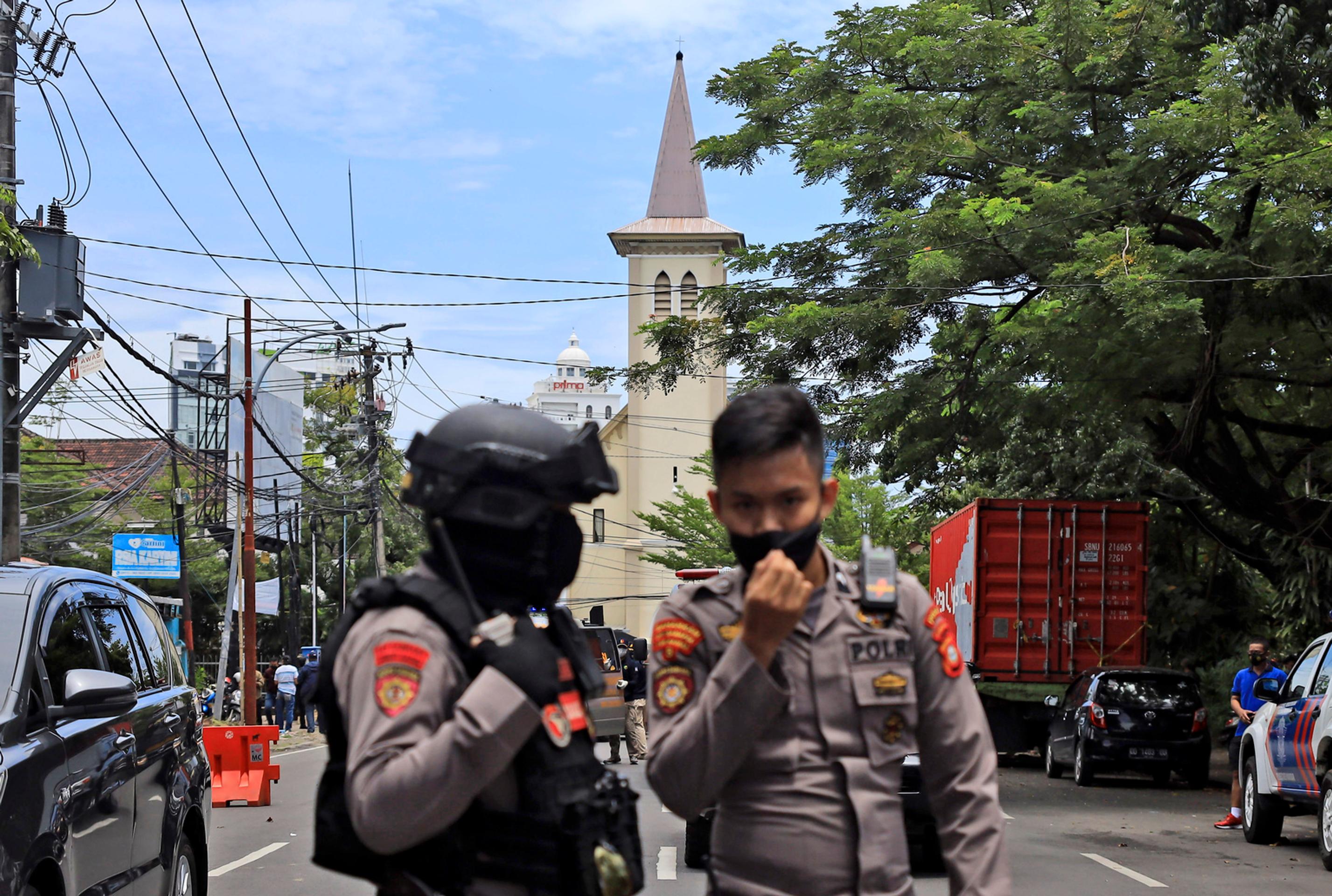 Samovražedný útočník sa v Indonézií odpálil pred katedrálou