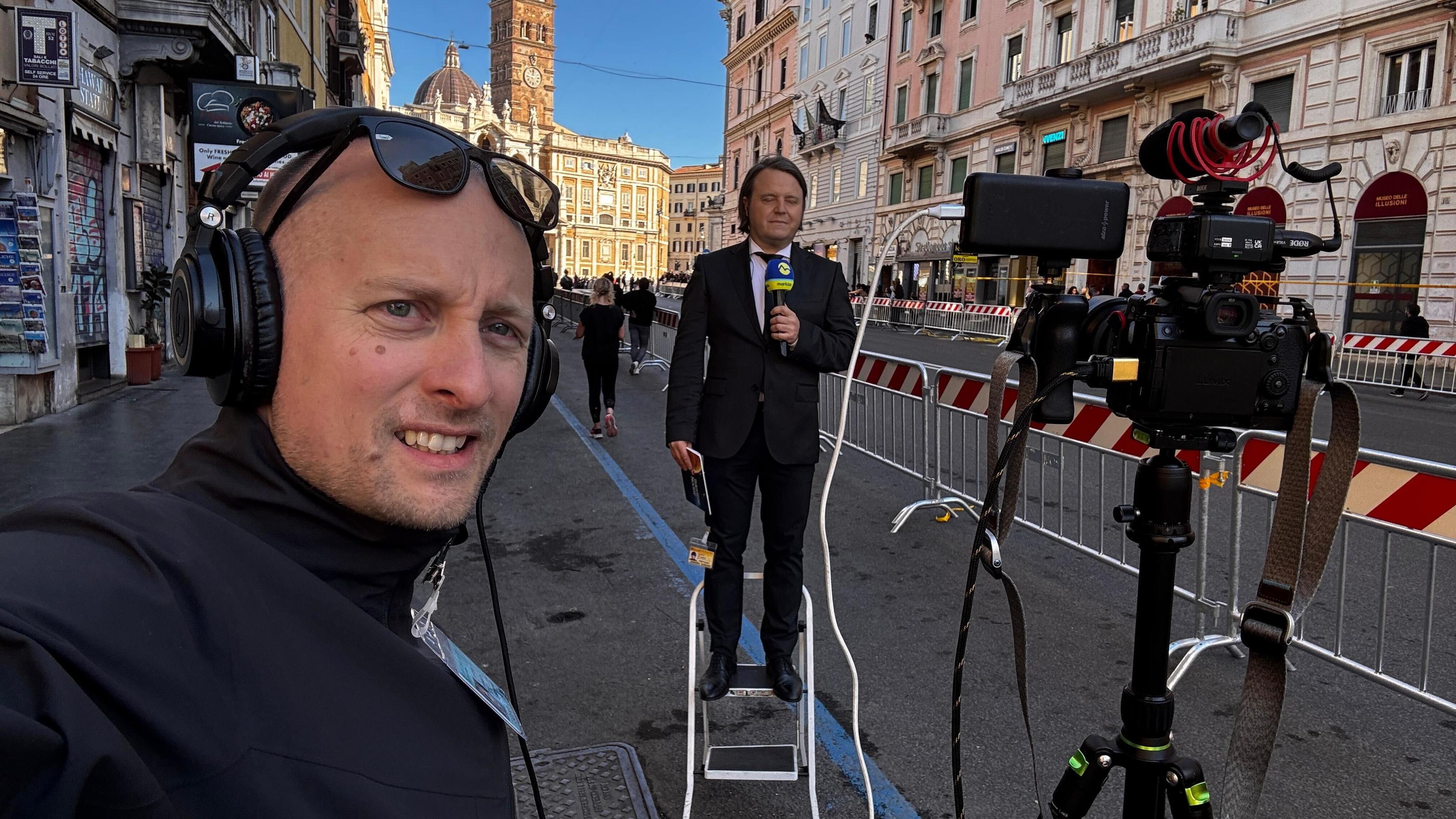 Aj takto sa prihovára Ján Tribula divákom priamo z Vatikánu. Na mieste s kameramanom Martinom Krystýnkom.