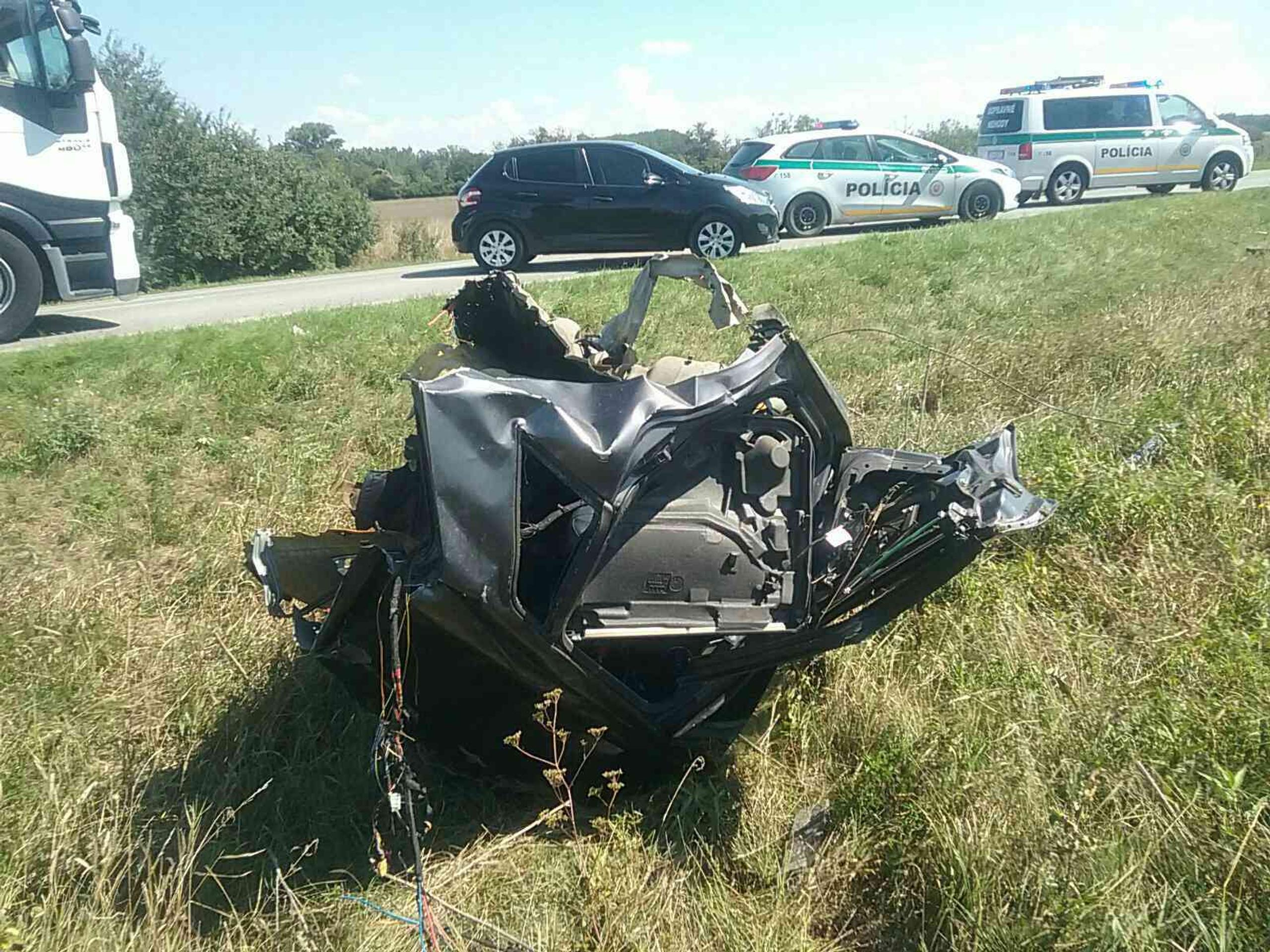 Pri nehode sa zrazili dve osobné vozidlá