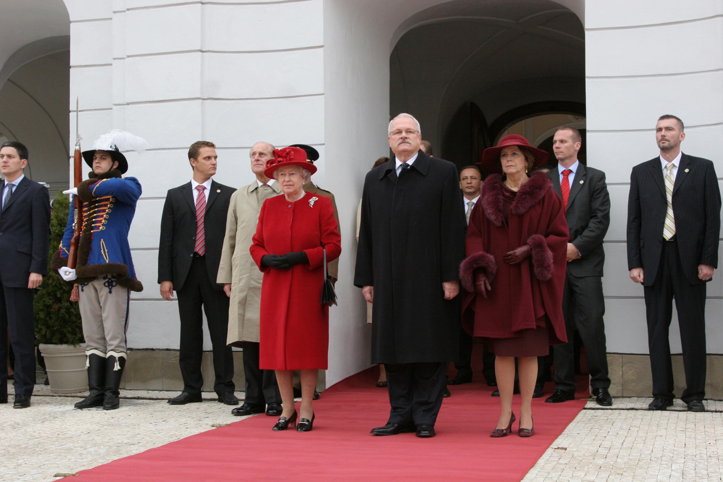 Britská kráľovná Alžbeta II. počas privítania na nádvorí Prezidentského paláca s Ivanom Gašparovičom.