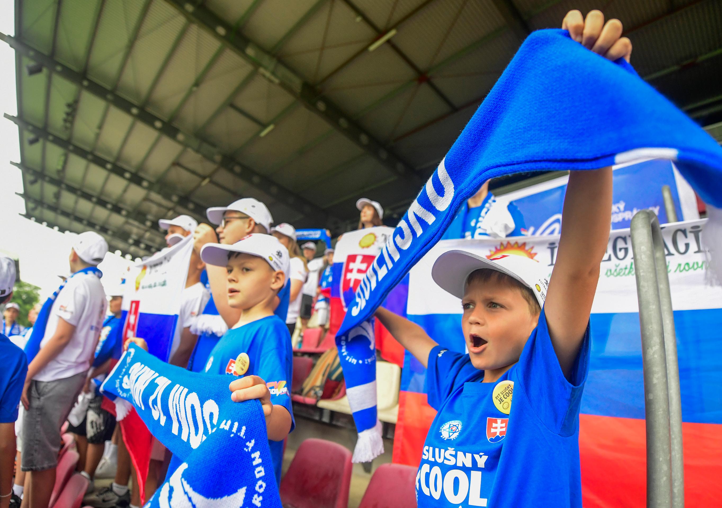 Na snímke deti, ktoré prišli povzbudiť slovenských futbalistov počas oficiálneho tréningu slovenskej futbalovej reprezentácie.