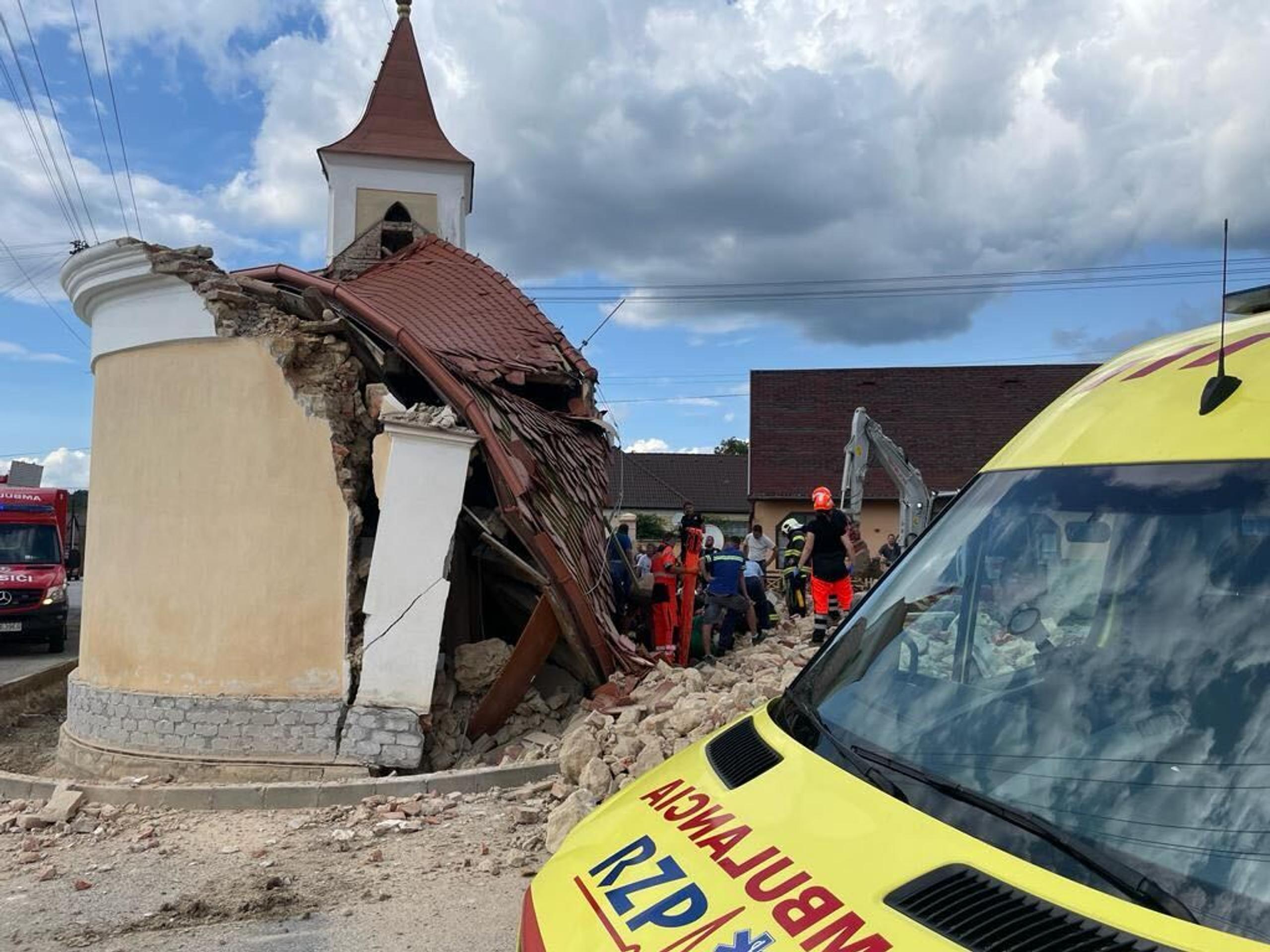 Na robotníka v Nedašovciach sa zrútila stena kaplnky