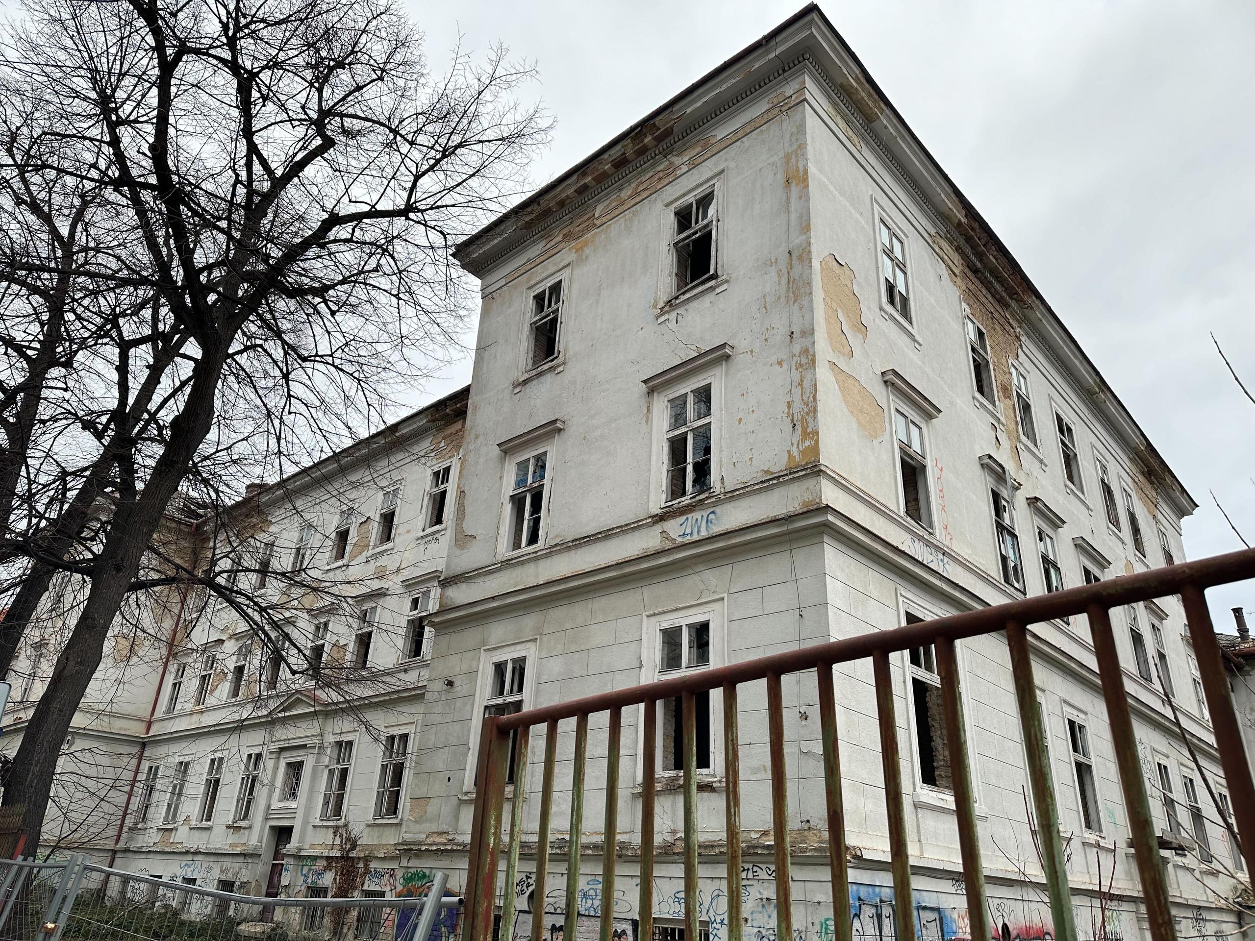 Zničená budova bývalej pôrodnice na Zochovej