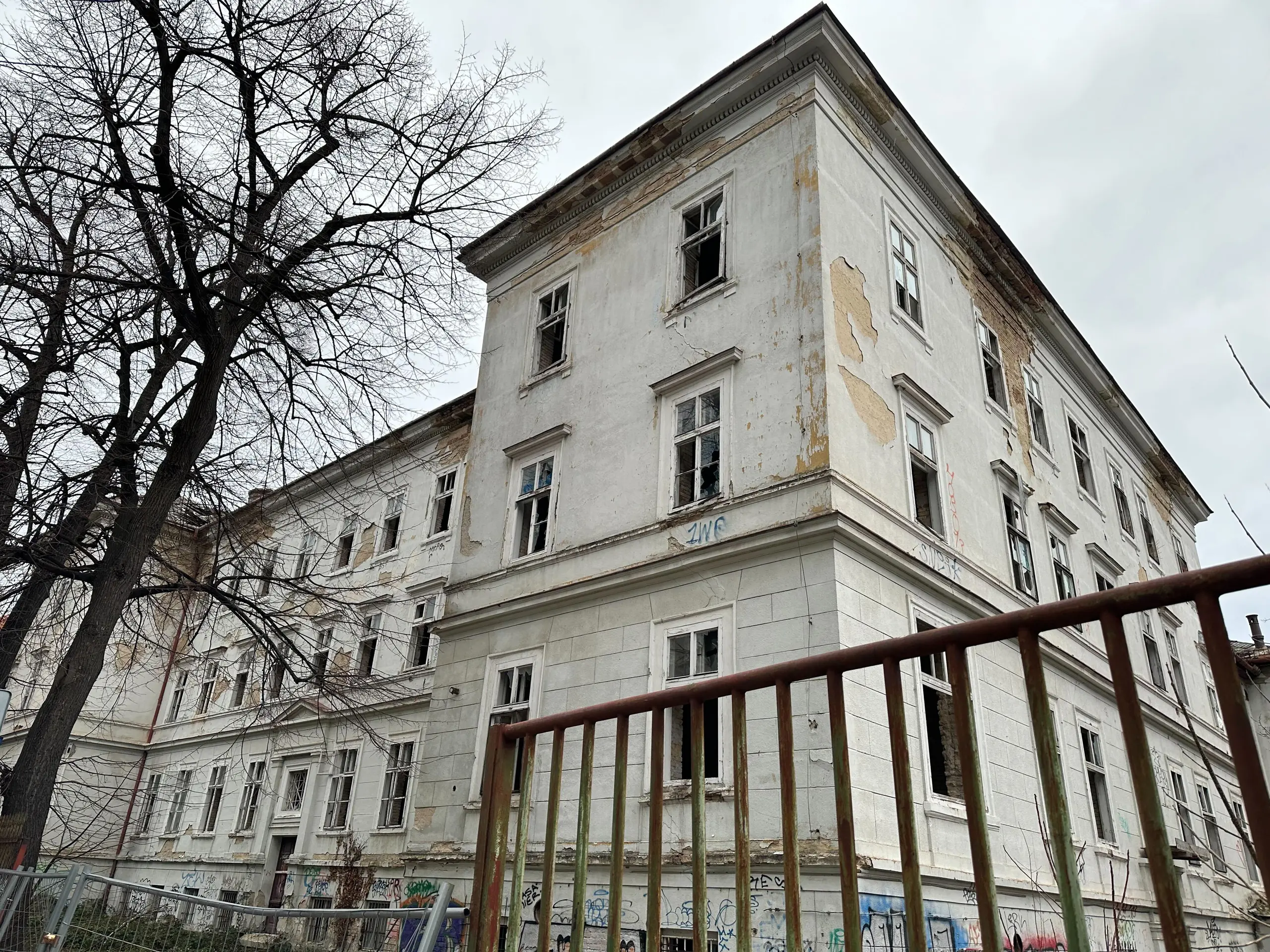 Zničená budova bývalej pôrodnice na Zochovej